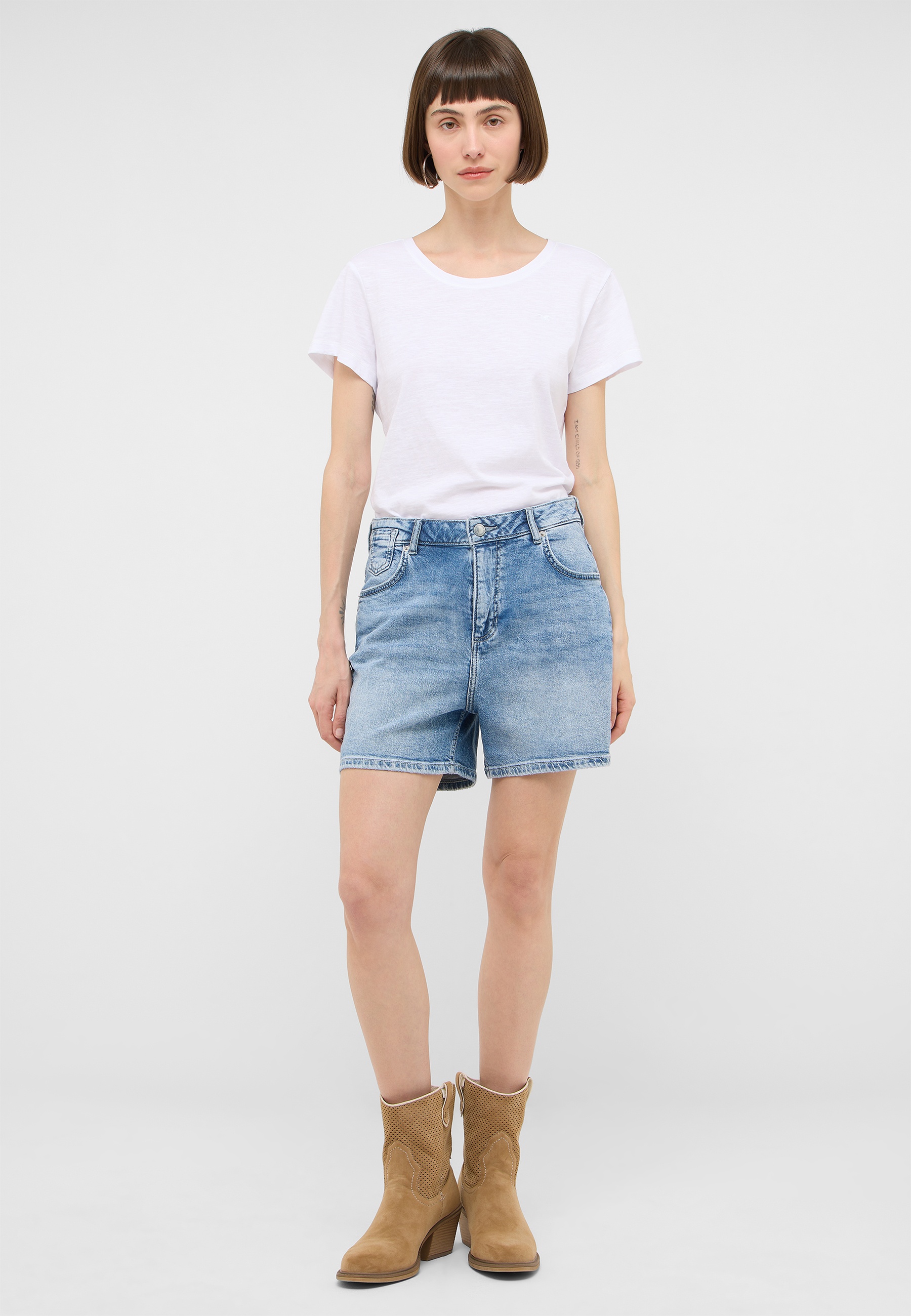 weisses T-Shirt, Jeansshorts, Denim, Cut-off Hem, Stiefel