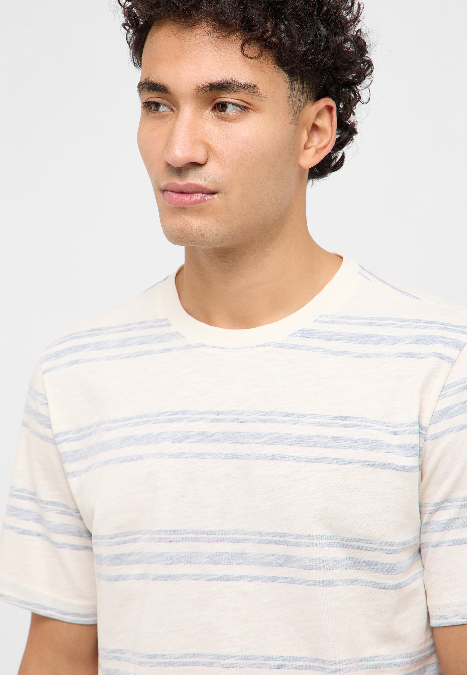 T-shirt, Gesicht, Kopf, Person, Hals