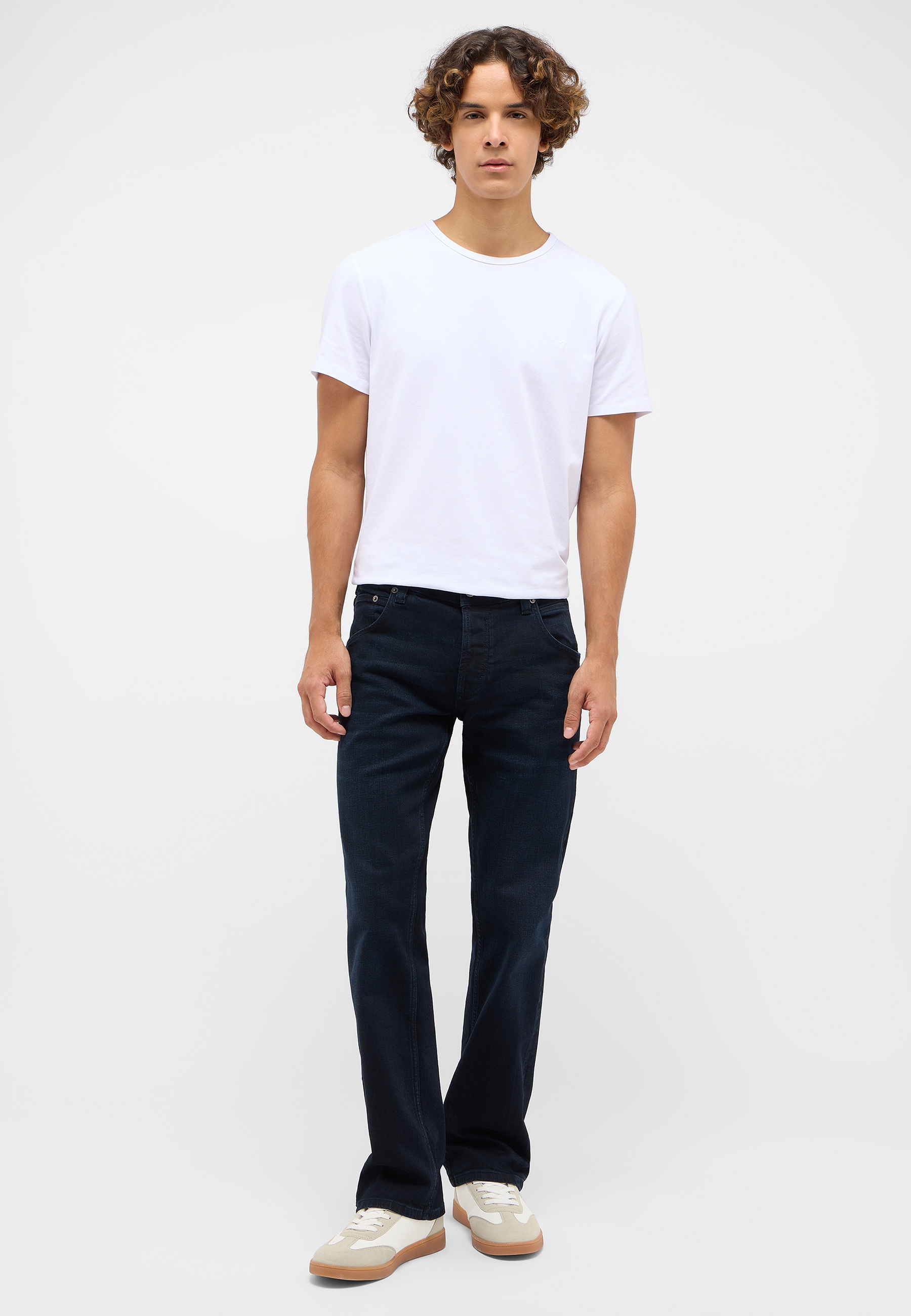 Bekleidung, Hosen, T-shirt, Person, Stehend