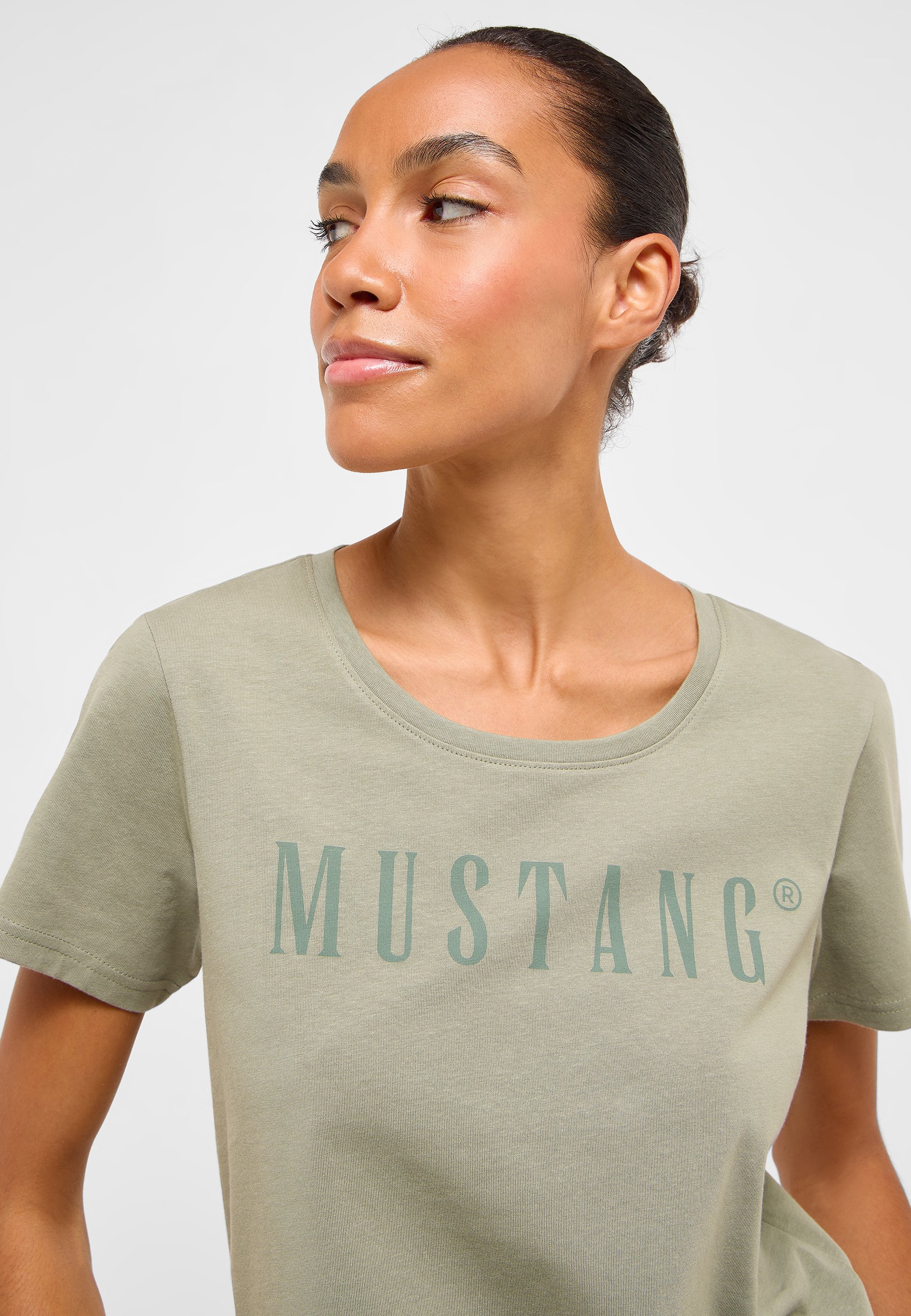 T-shirt, Gesicht, Kopf, Hals, Person