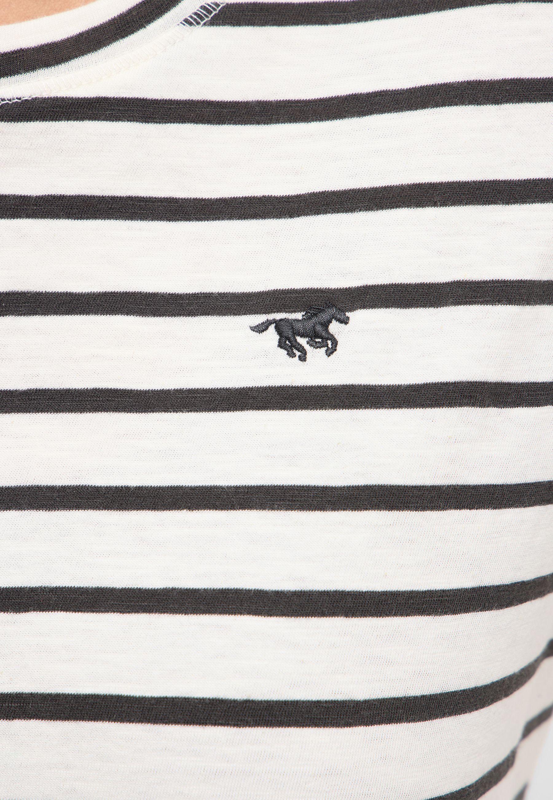 Bekleidung, T-shirt, Tier, Pferd, Säugetier