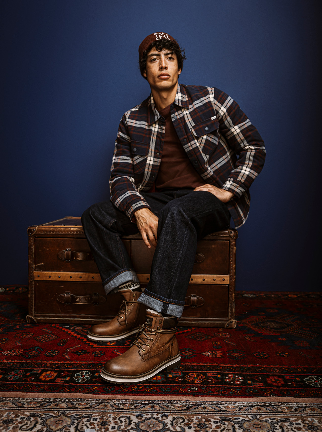 Plaidhemd, braune Stiefel, Jeans, braunes T-Shirt, Beanie-Mütze