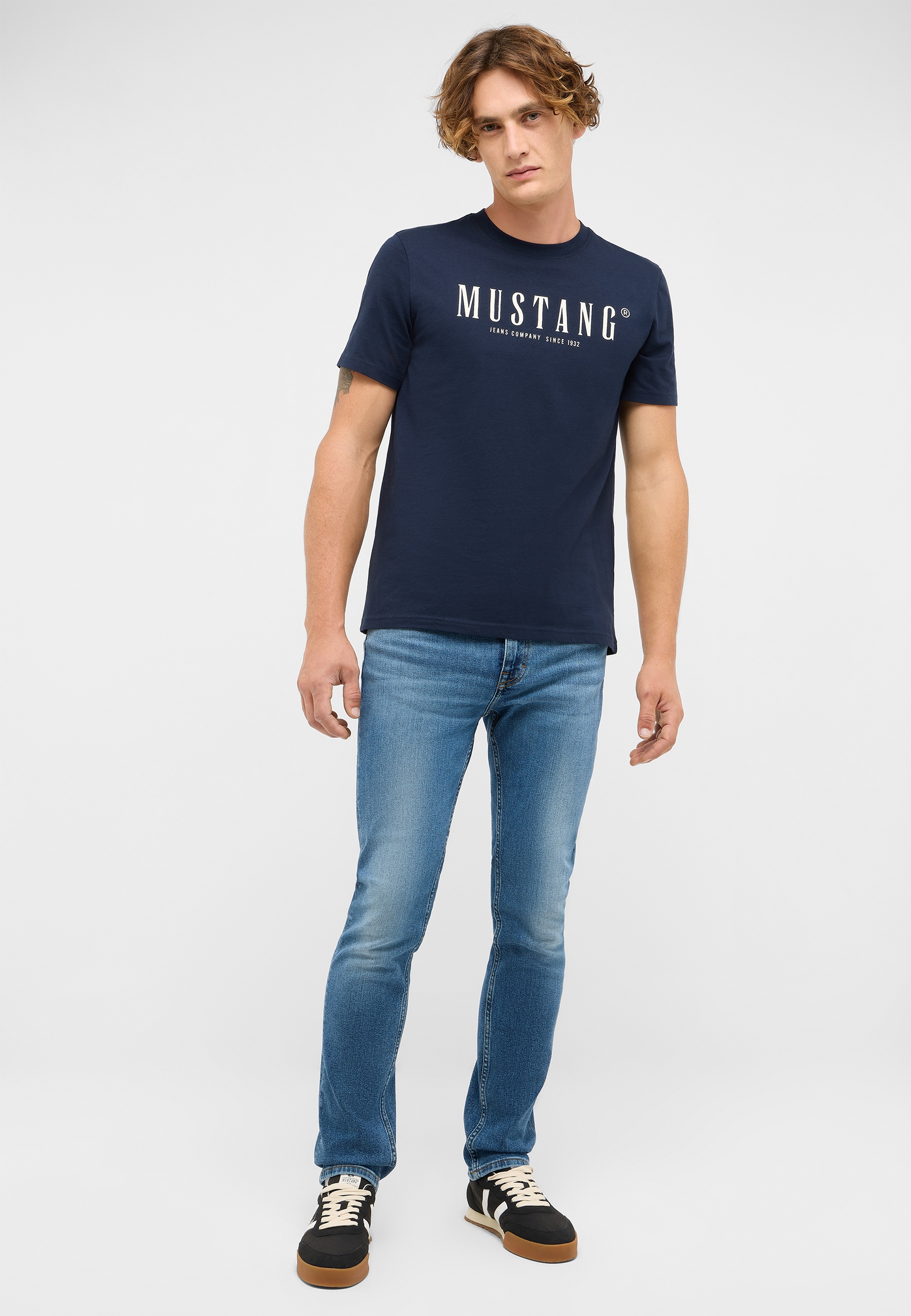 Bekleidung, Hosen, T-shirt, Jeans, Person
