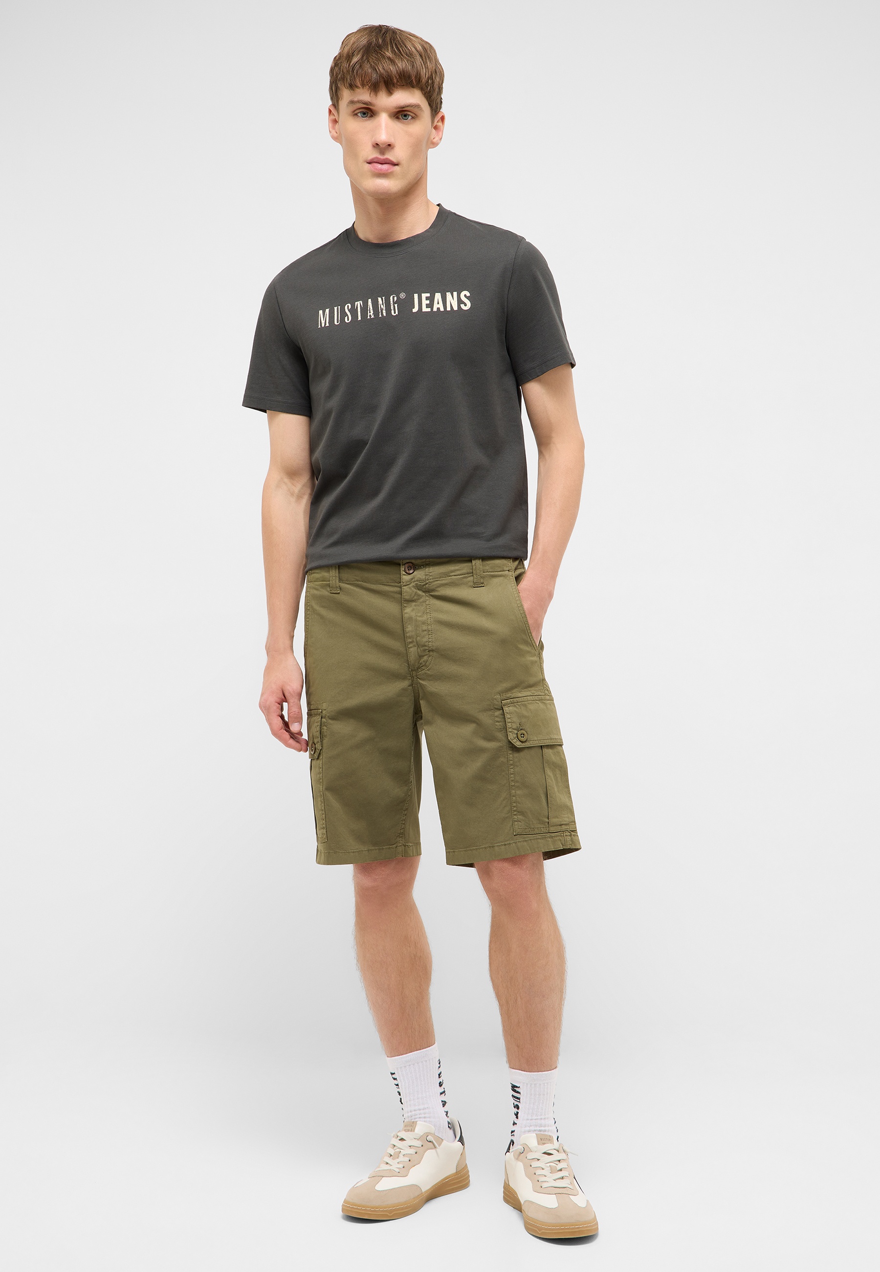 t-shirt, shorts, Cargo-Hose, oliv, Rundhals-Shirt