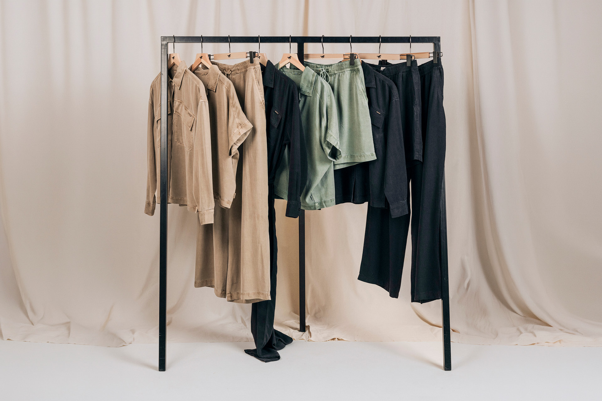 Herrenkleidung, Kleidungsstange, Olivgrün, Beige, Hosen/Jeans