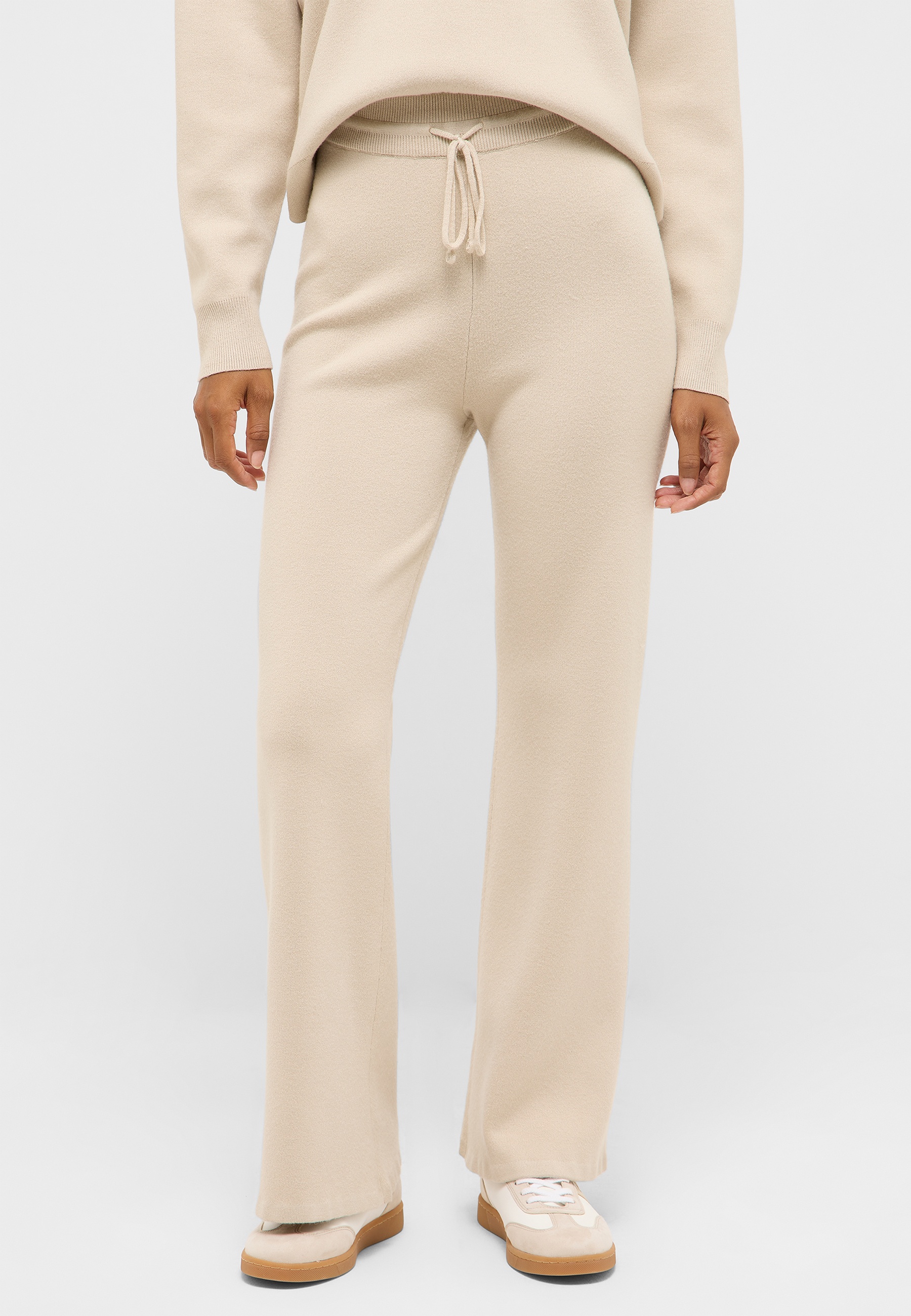 beige pants, drawstring waistband, knit fabric, full-length, casual wear