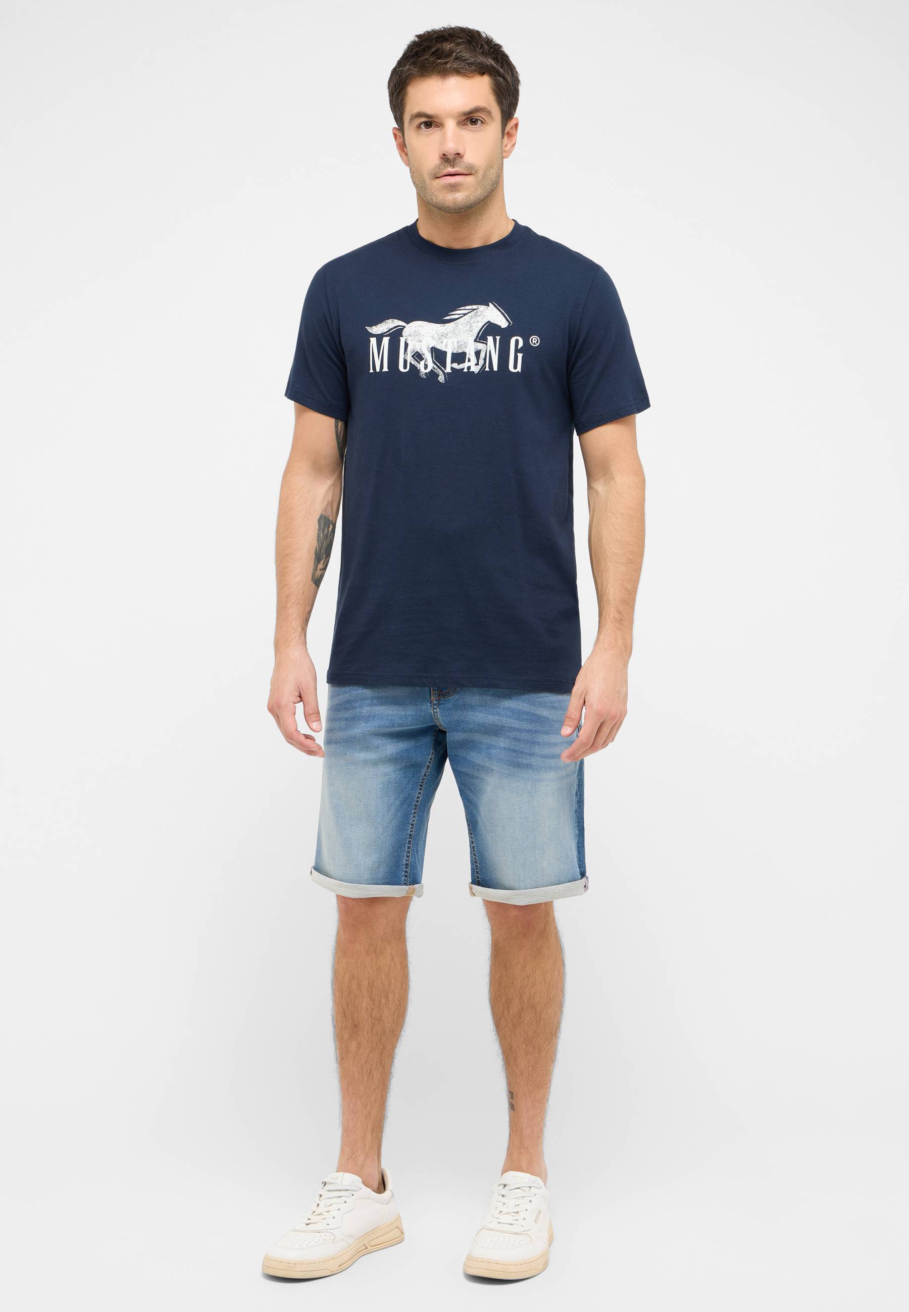 Bekleidung, T-shirt, Kurze Hosen, Person, Tätowierung