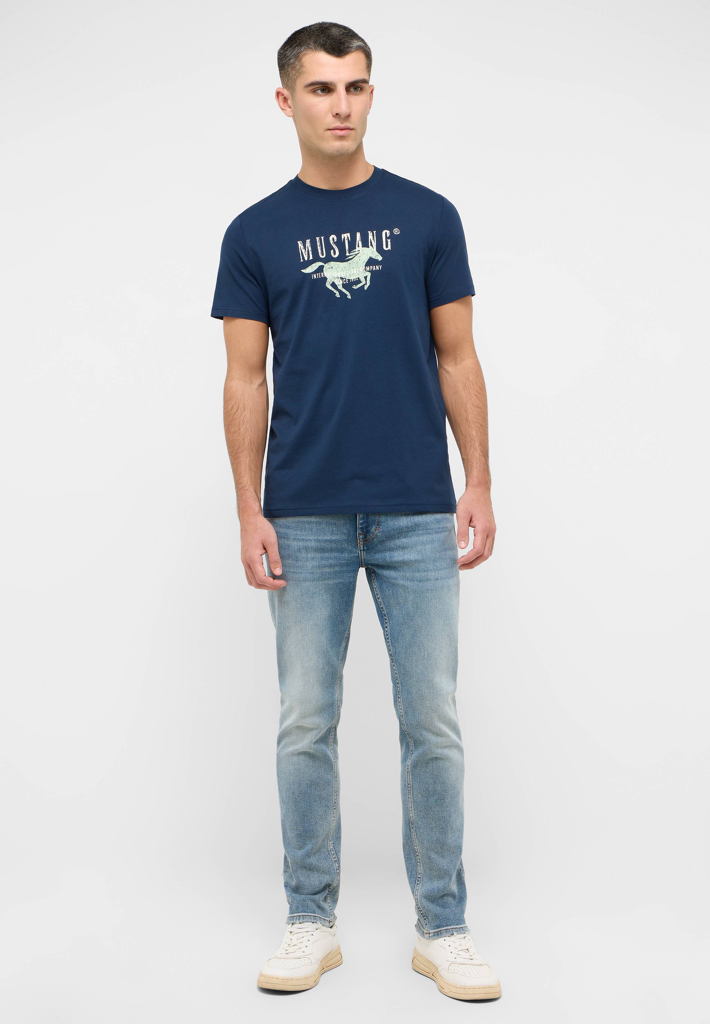 T-shirt, Hosen, Person, Stehend, Hemd