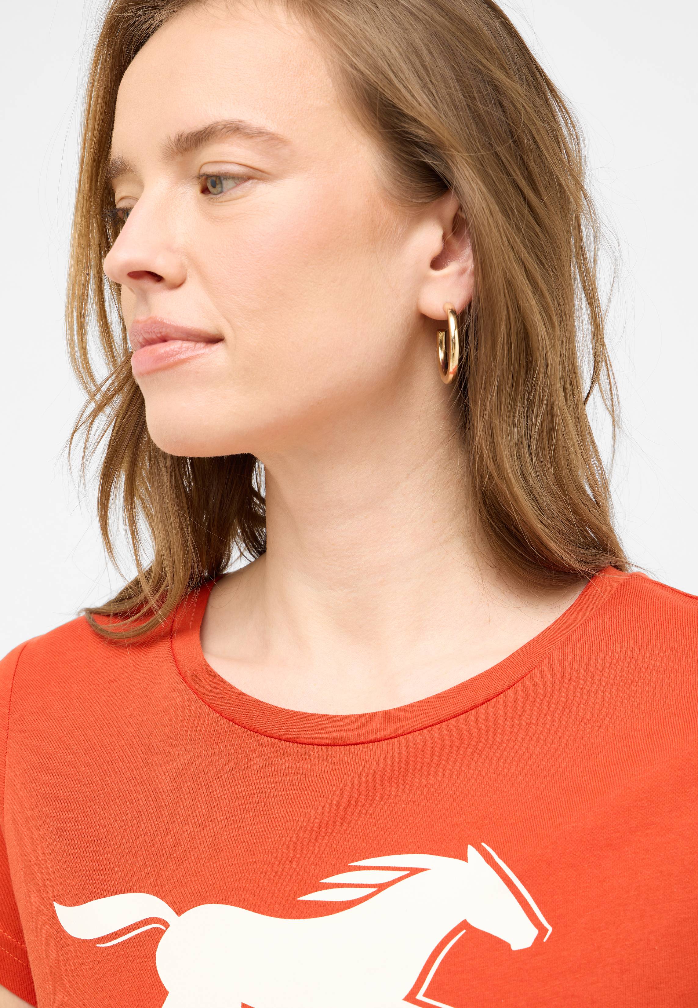 T-shirt, Ohrring, Gesicht, Kopf, Hals