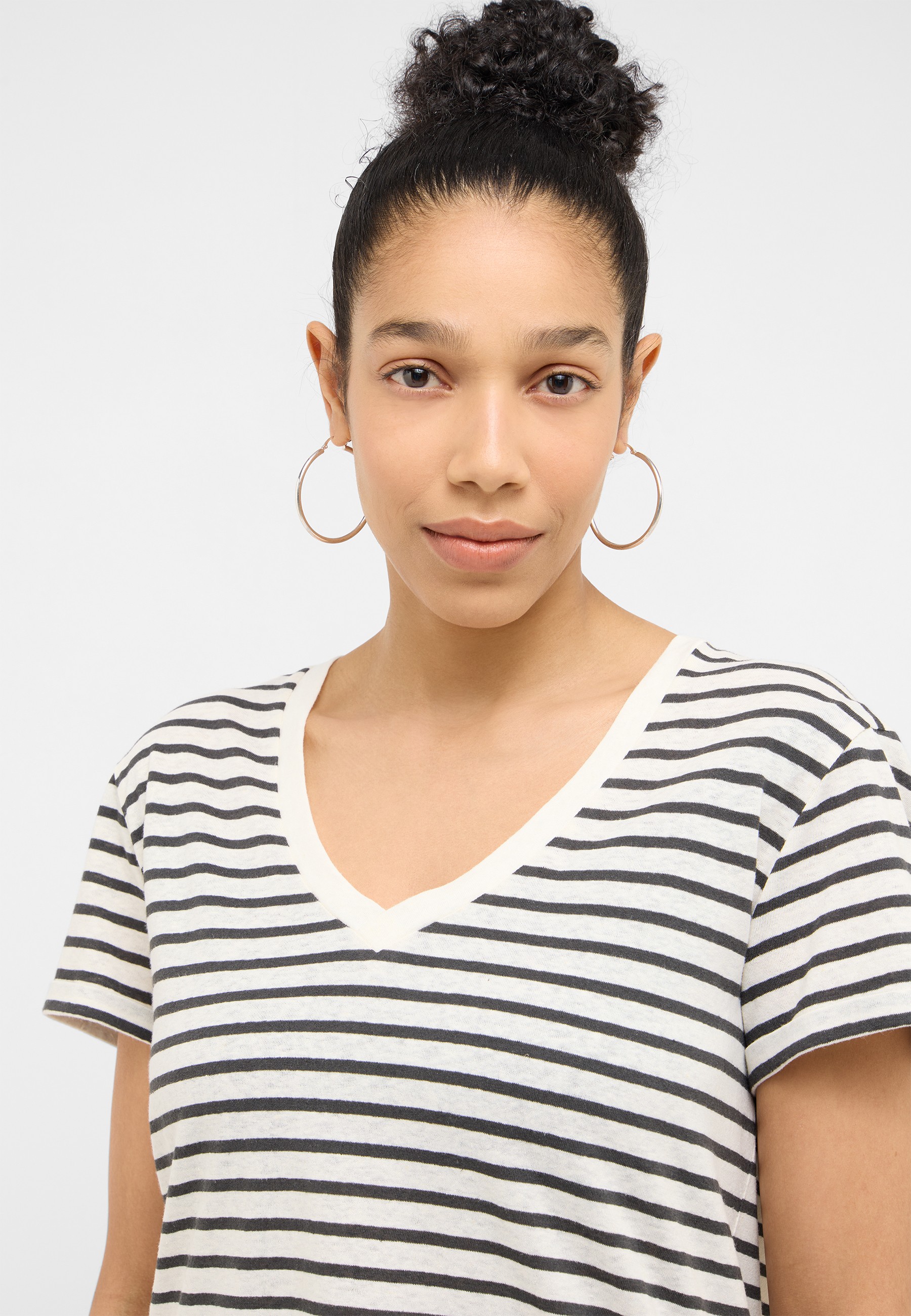 Streifen, T-Shirt, V-Ausschnitt, hohe Haare, Hoop-Ohrringe