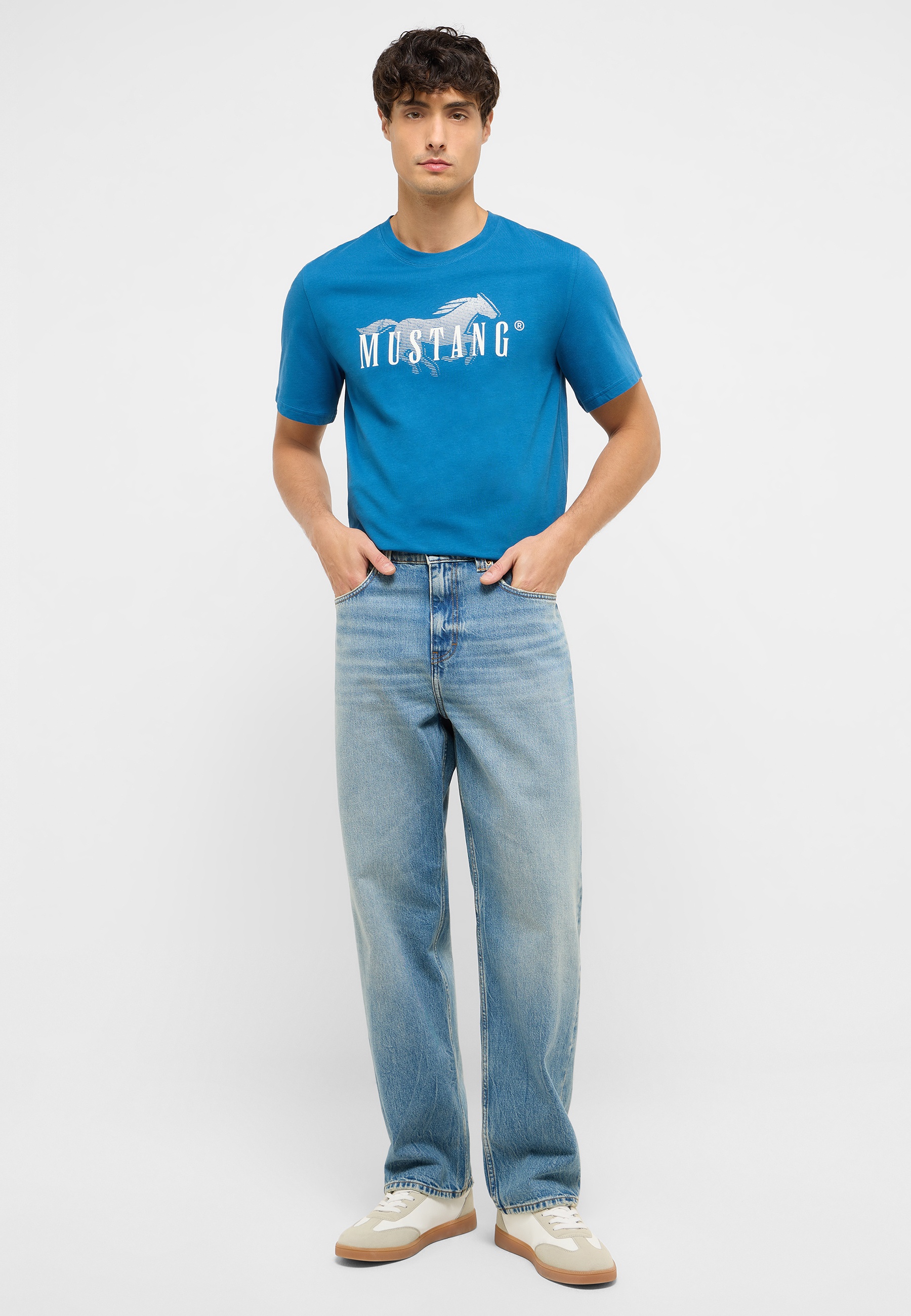 Hosen, T-shirt, Jeans, Person, Jugendlich