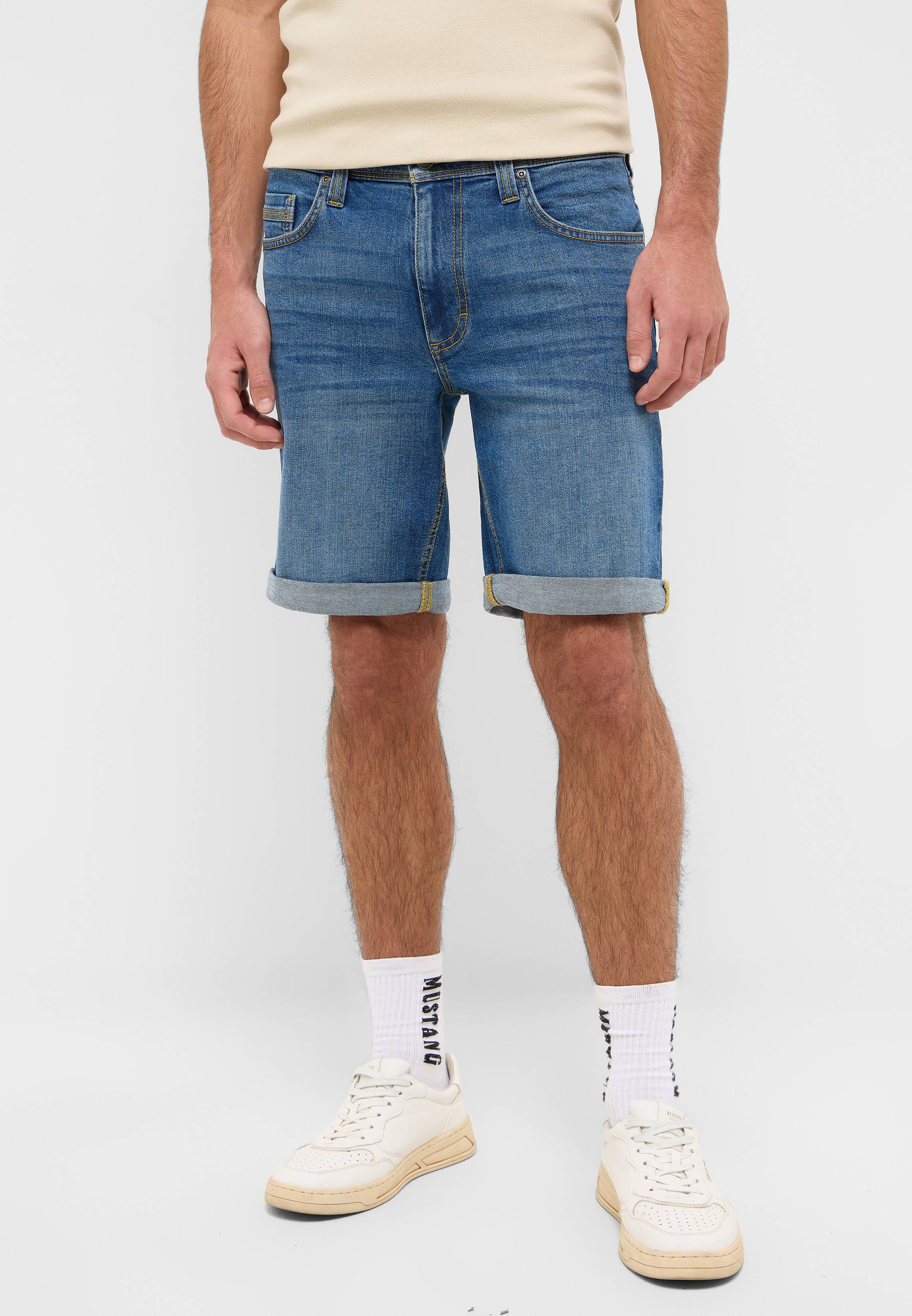 Bekleidung, Kurze Hosen, Schuh, Sneaker, Person