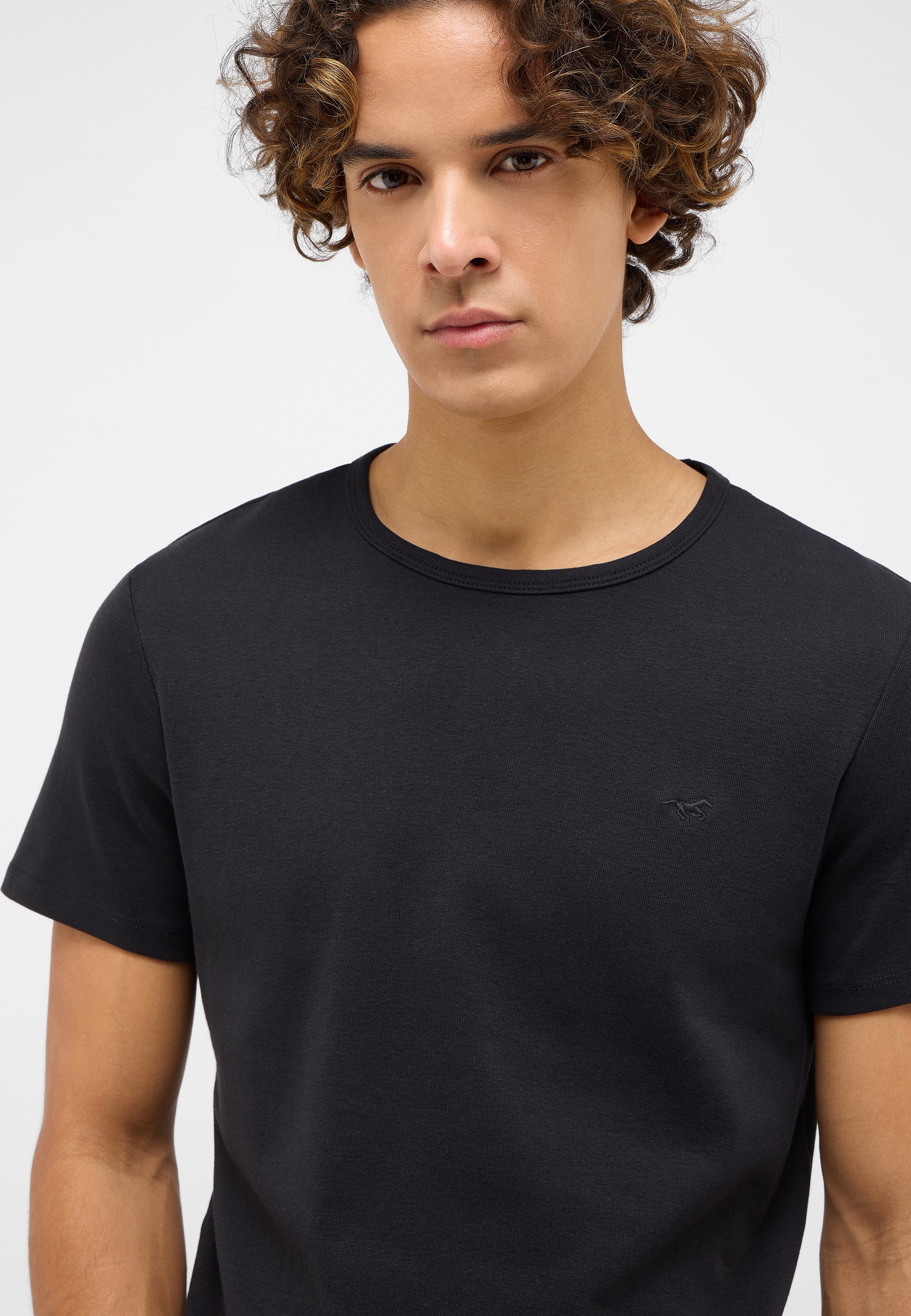 Bekleidung, T-shirt, Kopf, Hals, Person