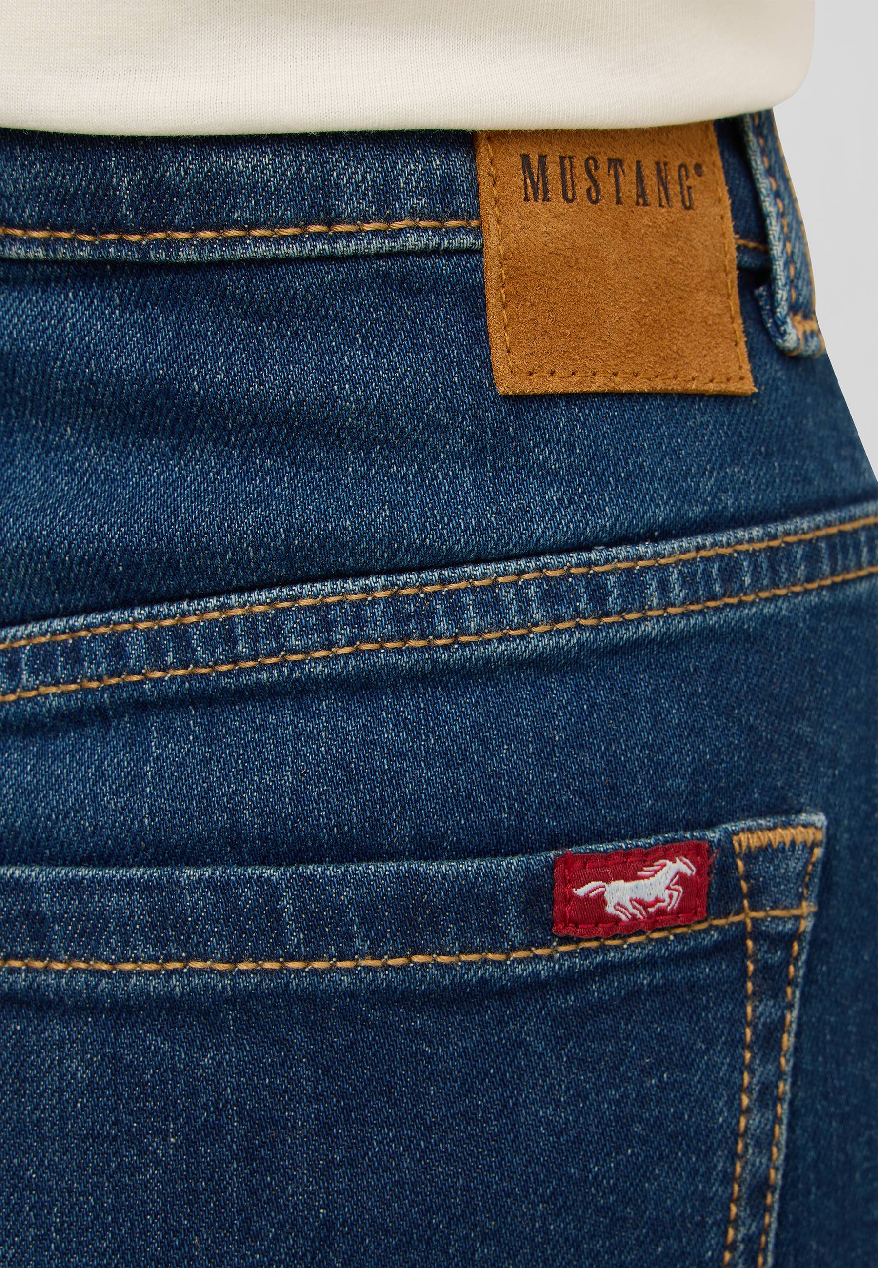 Jeans, Gürtel, Nähte, Backpatch, Rotes Logo