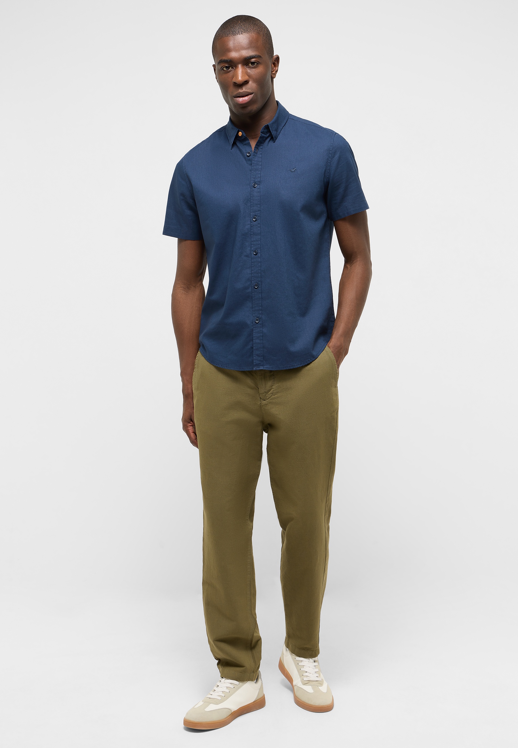 kurzesleeiges Hemd, blaues Hemd, Knopfleiste, lässiges Oberteil, chino Hose