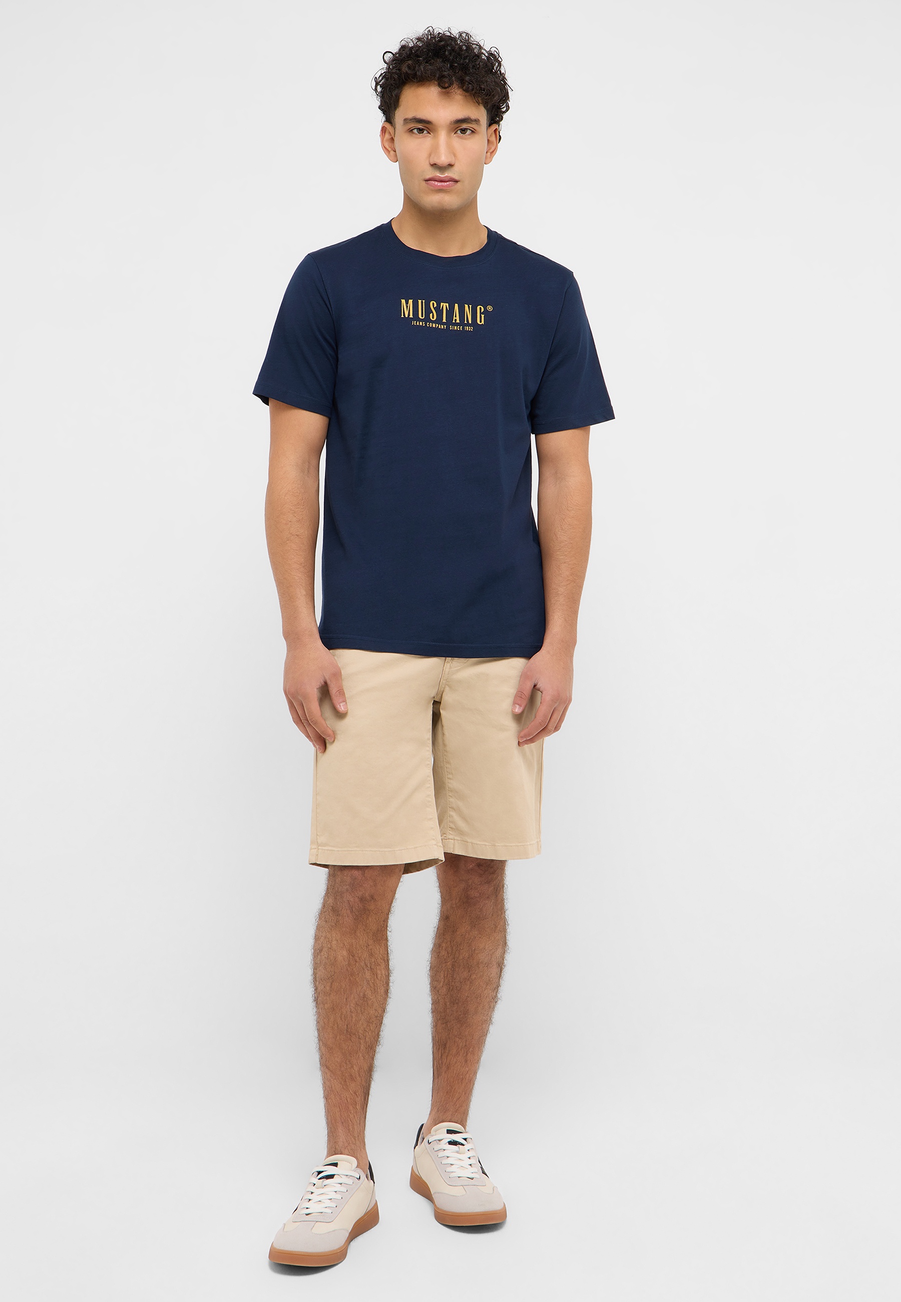 Bekleidung, Kurze Hosen, T-shirt, Person, Schuh