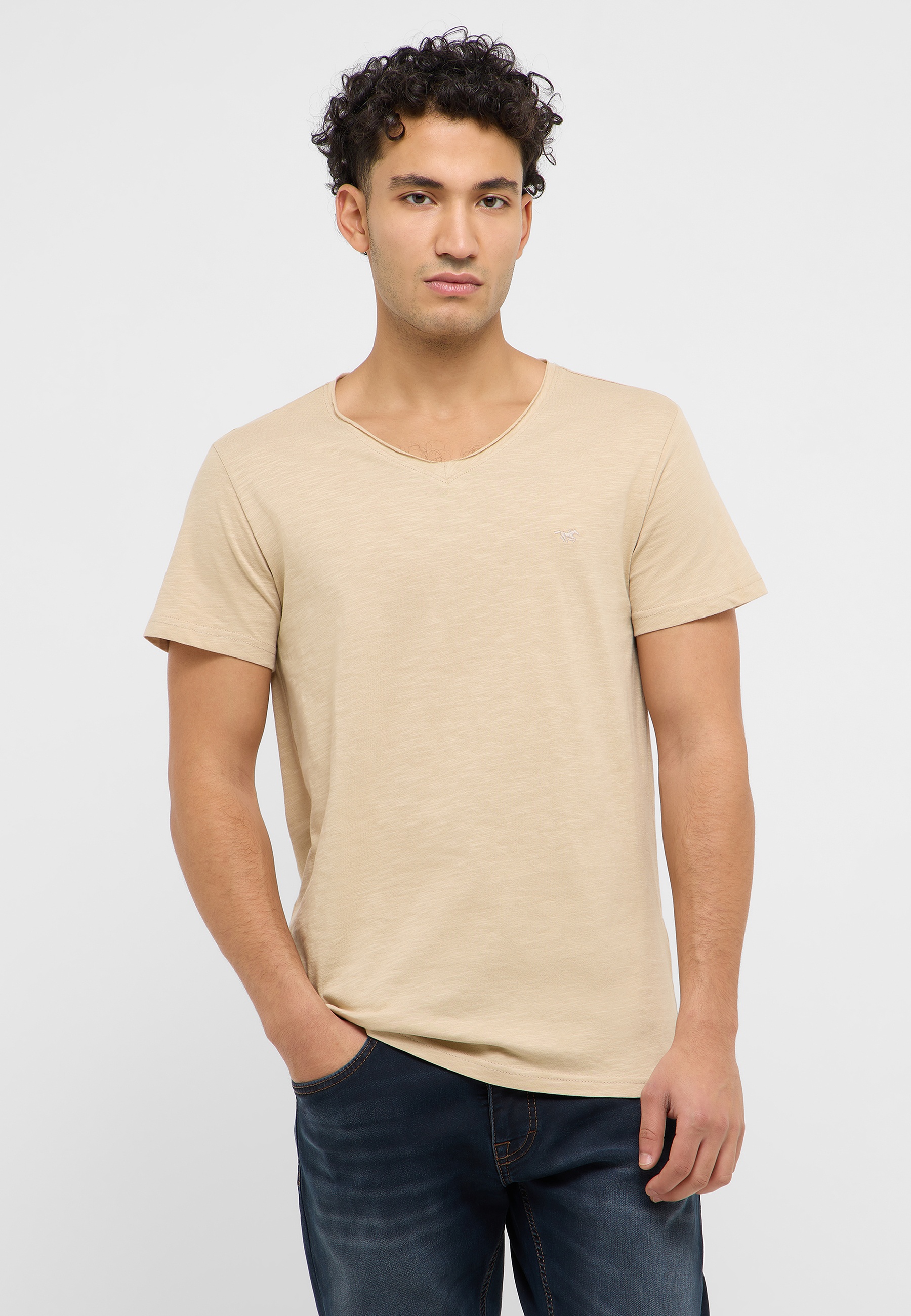 Bekleidung, T-shirt, Jeans, Person, Gesicht