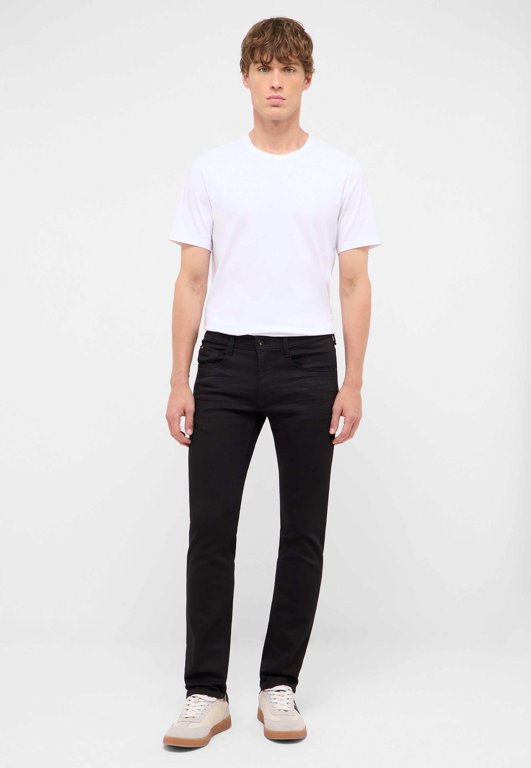 t-shirt, weiß, kurzarm, rundhals, schwarze jeans