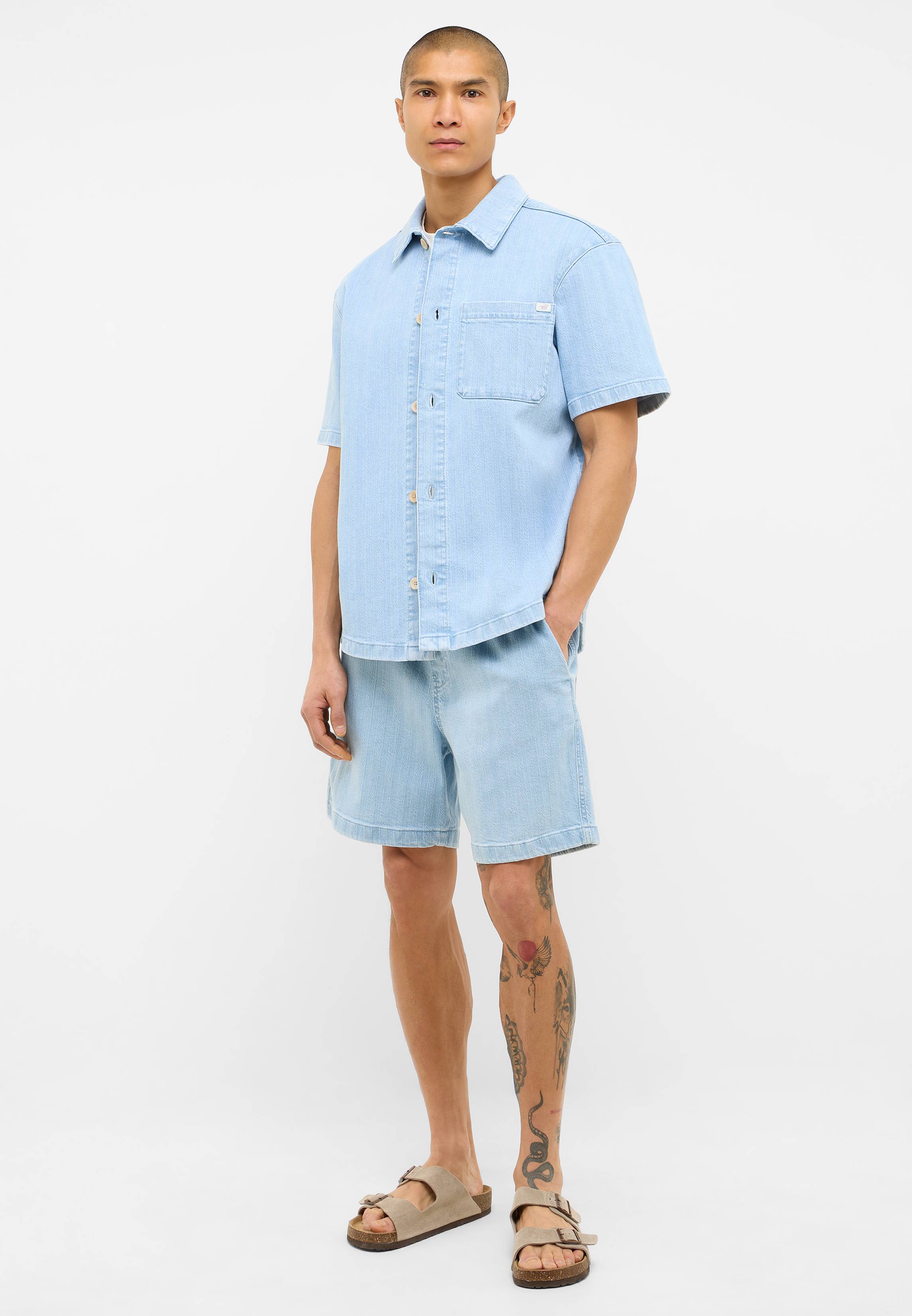 Bekleidung, Hemd, Sandale, Hosen, Kurze Hosen