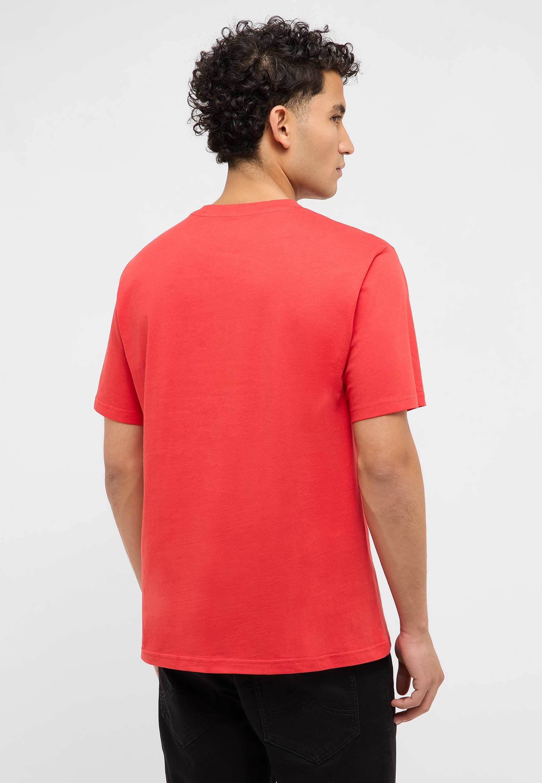 T-shirt, Person, Ärmel, Jeans, Gesicht