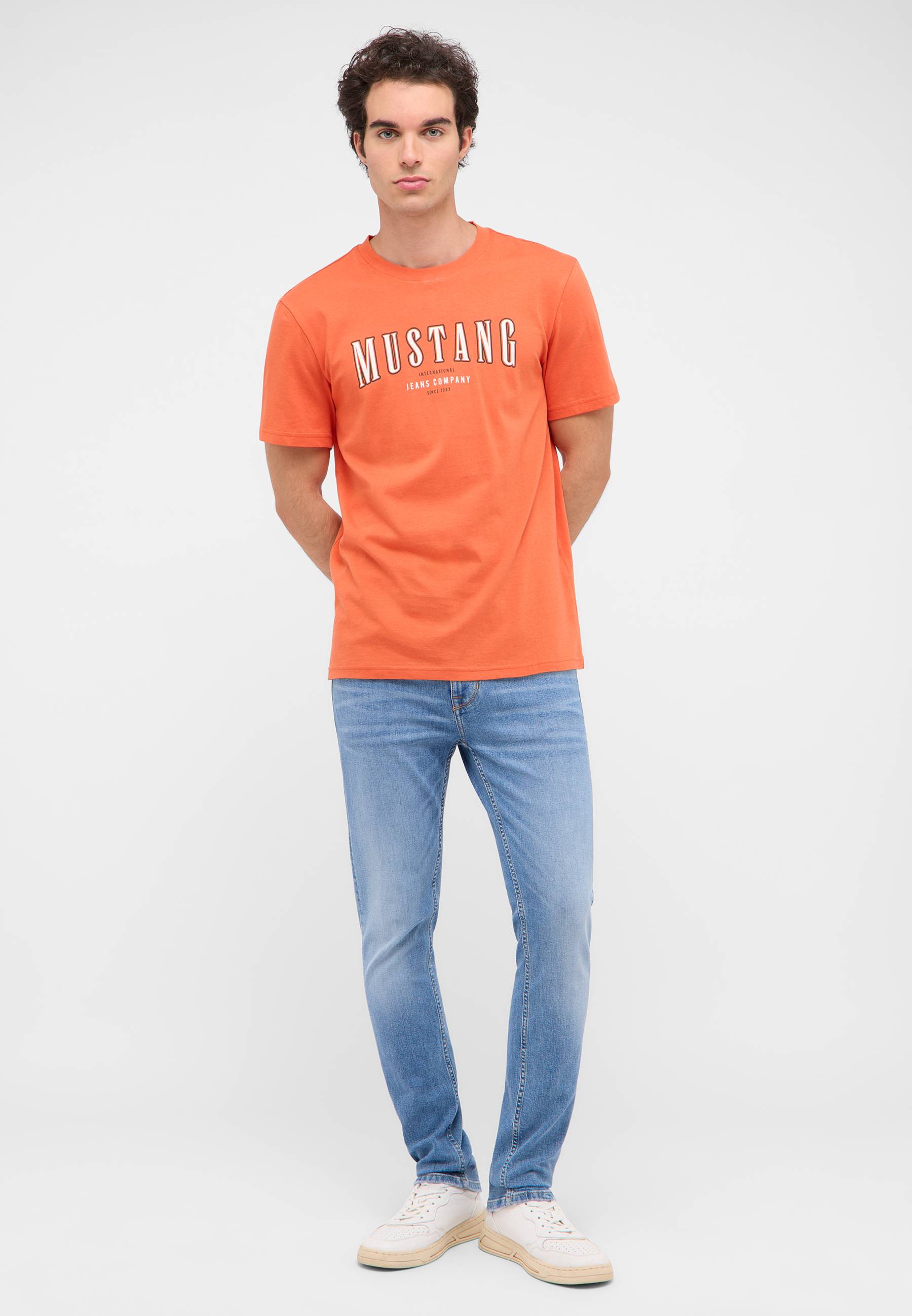 T-shirt, Person, Stehend, Hosen, Hemd