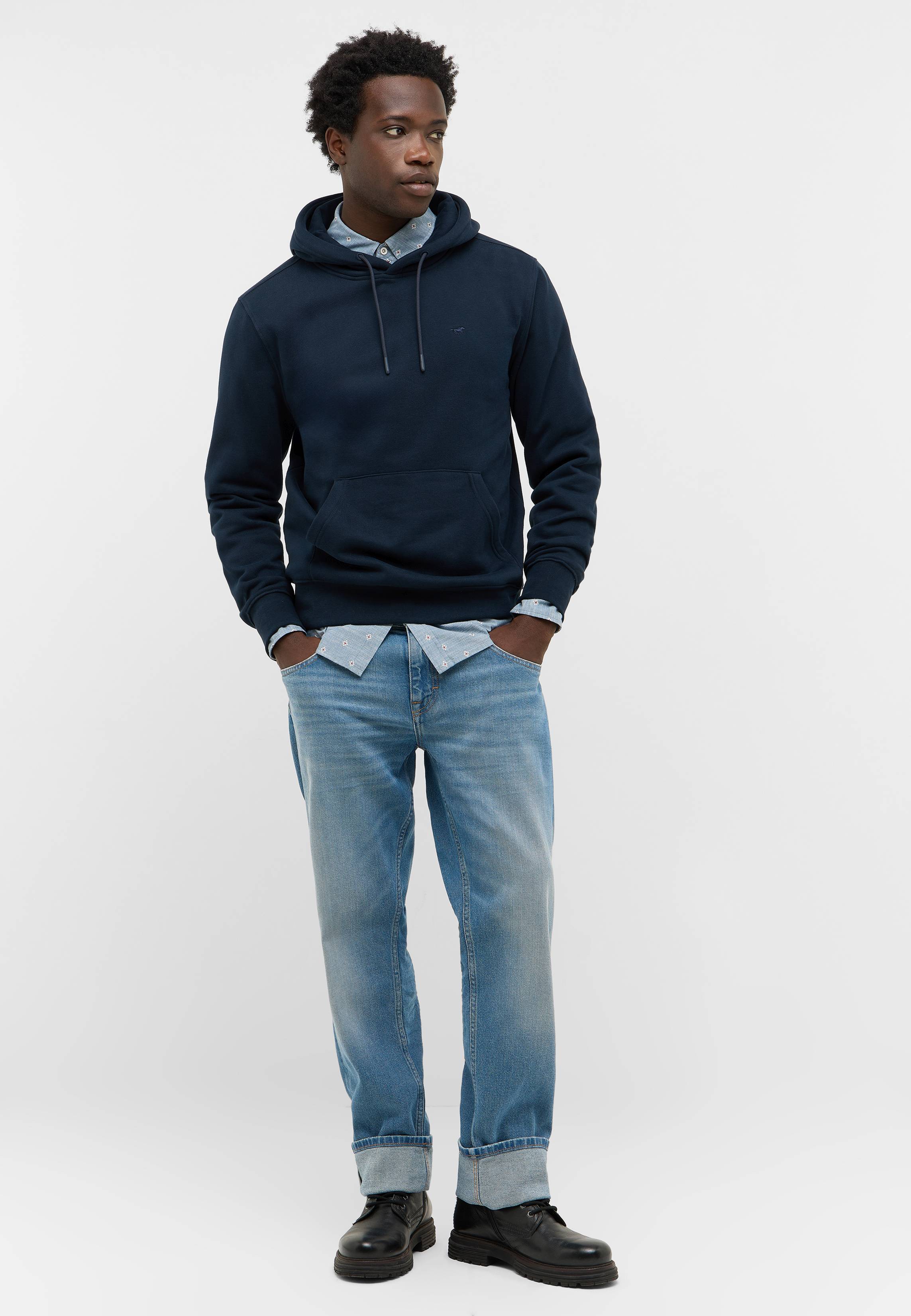 Hosen, Pullover, Sweatshirt, Kapuzenpulli, Person