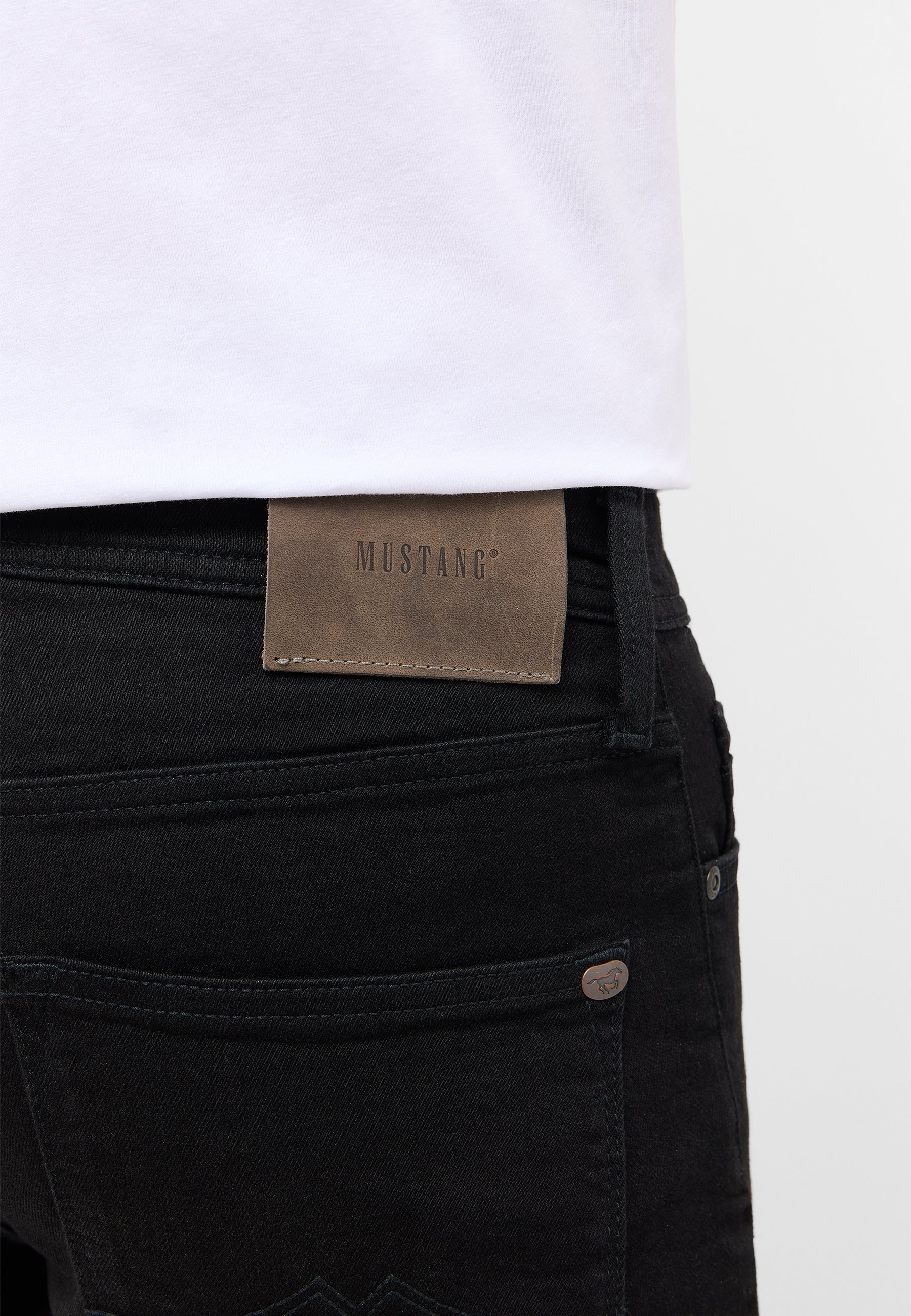 jeans, schwarz, lederpatch, backpocket, hautfarbe