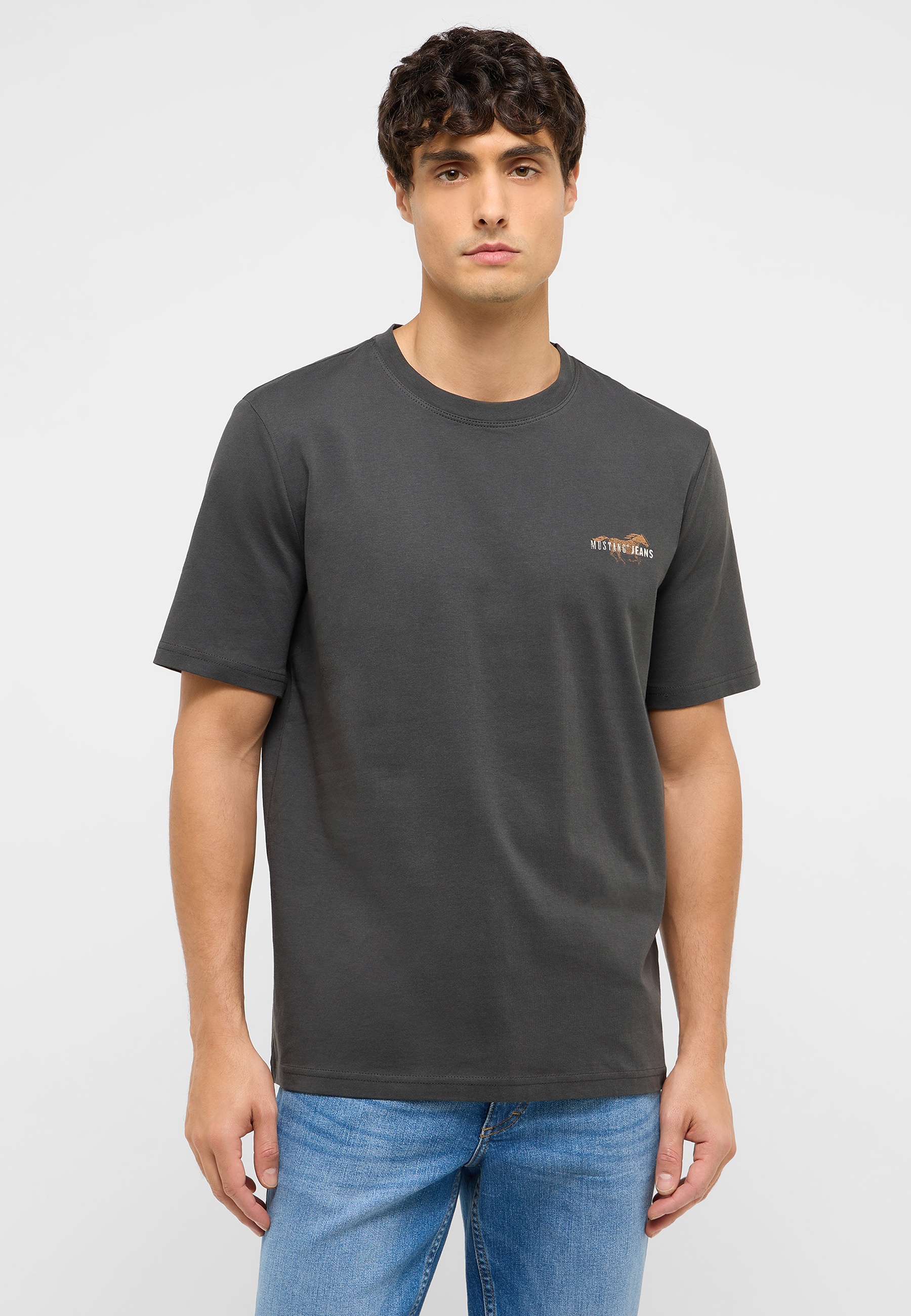 Bekleidung, T-shirt, Person, Jeans, Ärmel