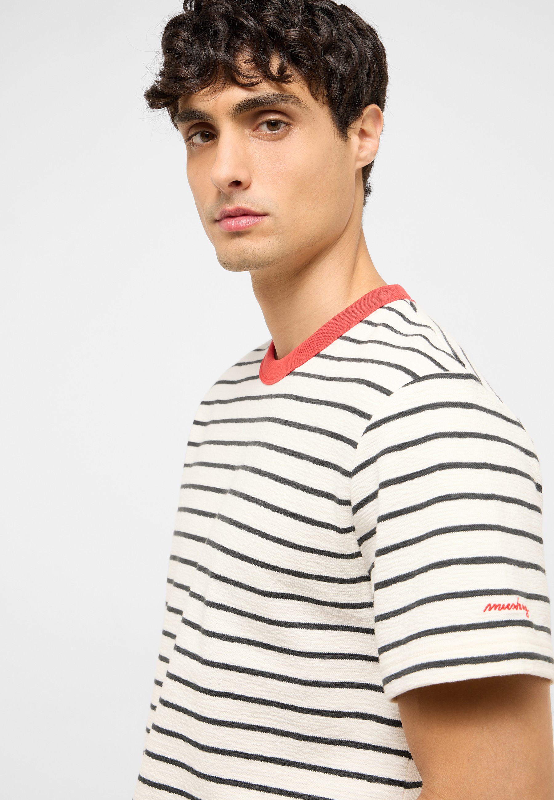 T-shirt, Gesicht, Kopf, Hals, Hemd