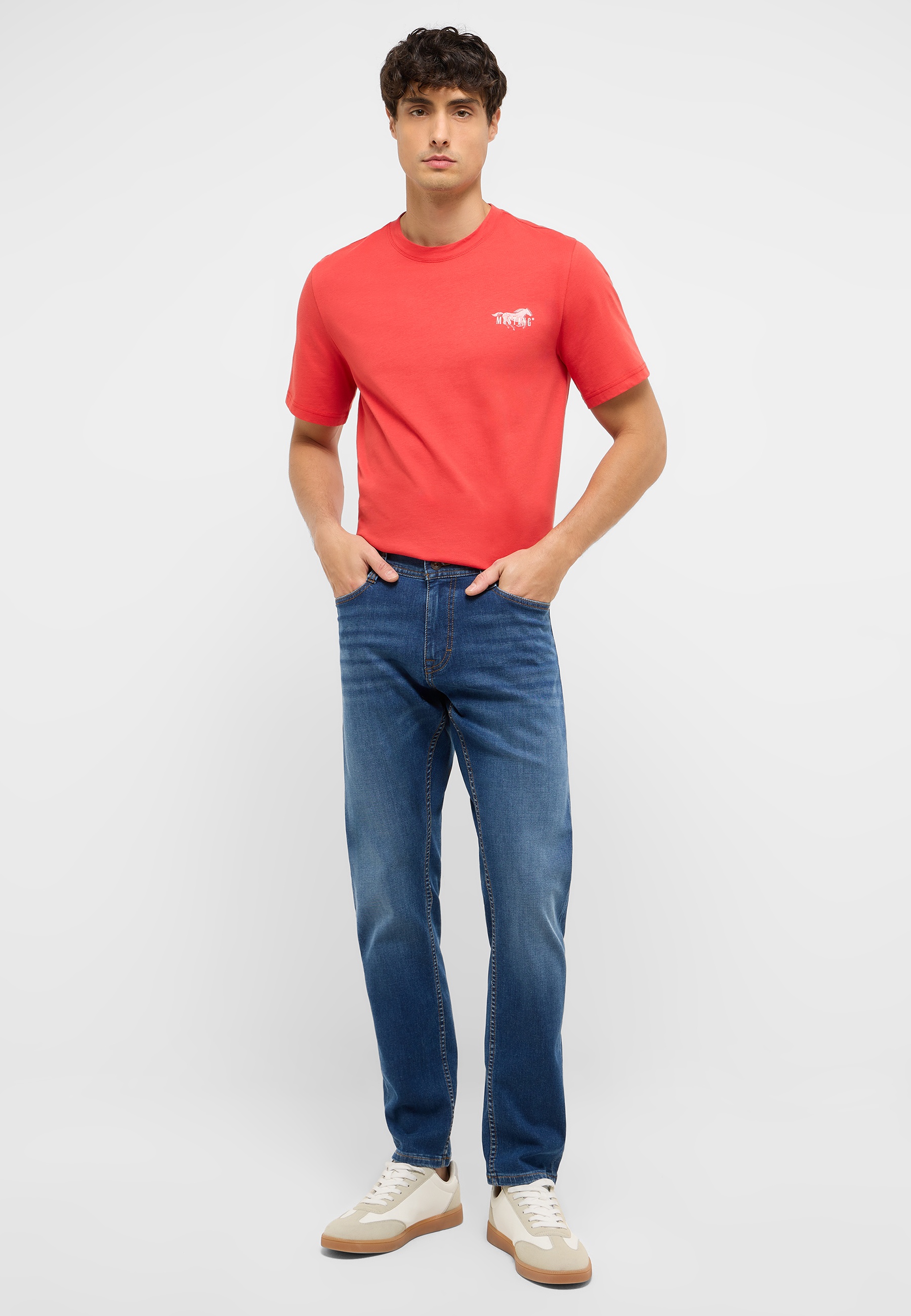 Hosen, T-shirt, Jeans, Person, Stehend