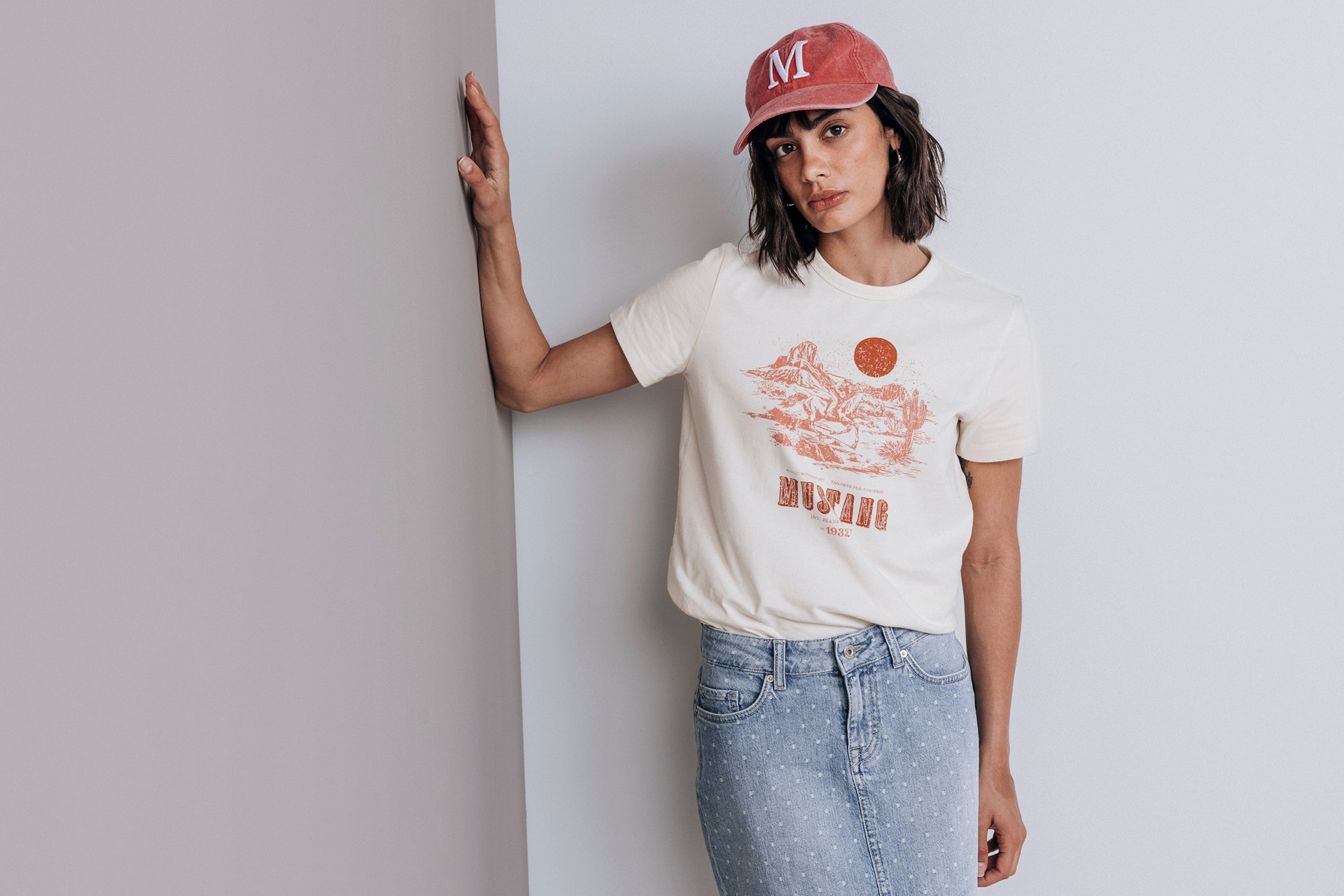 Bekleidung, T-shirt, Ärmel, Baseball-Kappe, Hosen