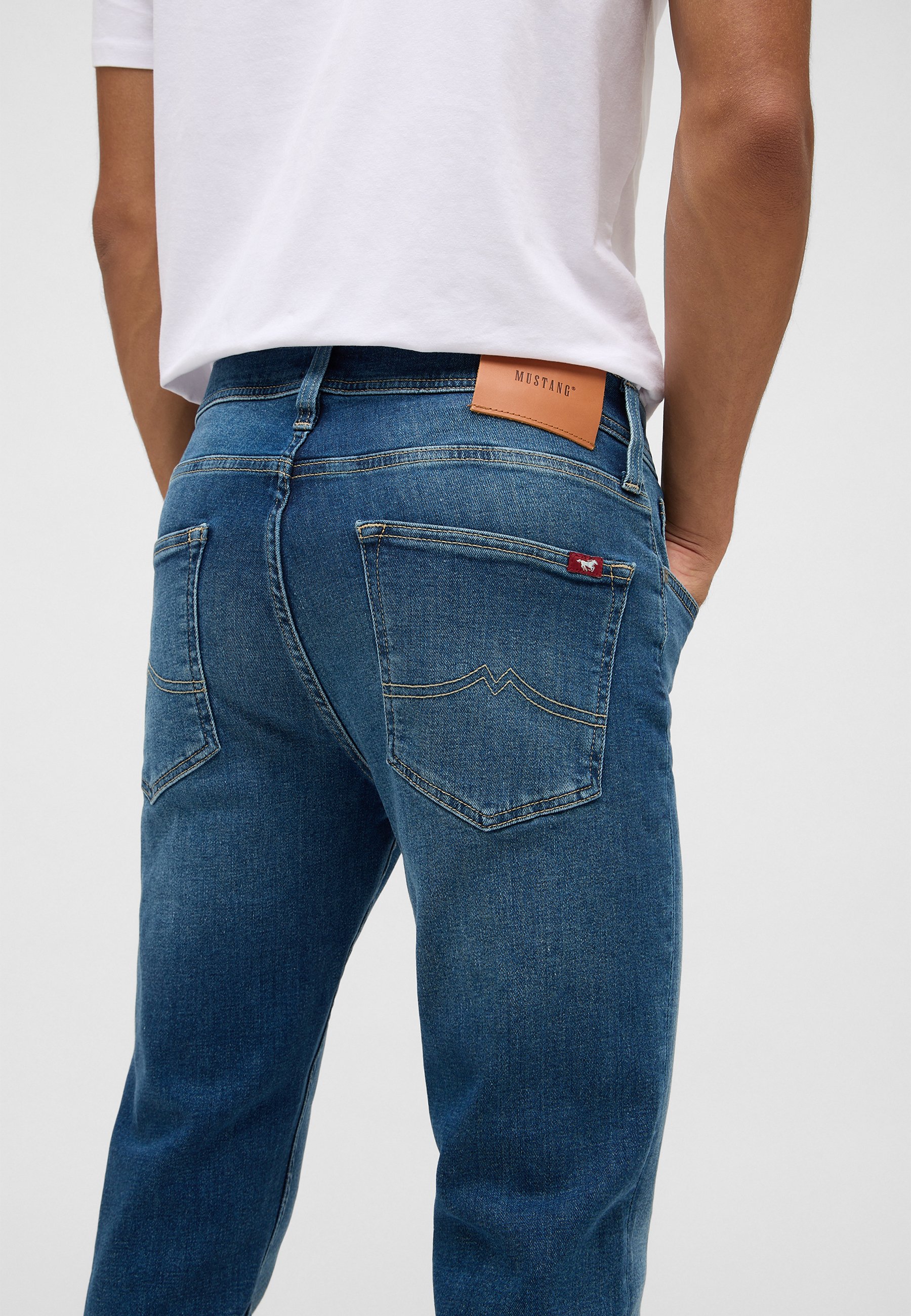 jeans, Denim, Rückentasche, oranges Lederetikett, Rückansicht