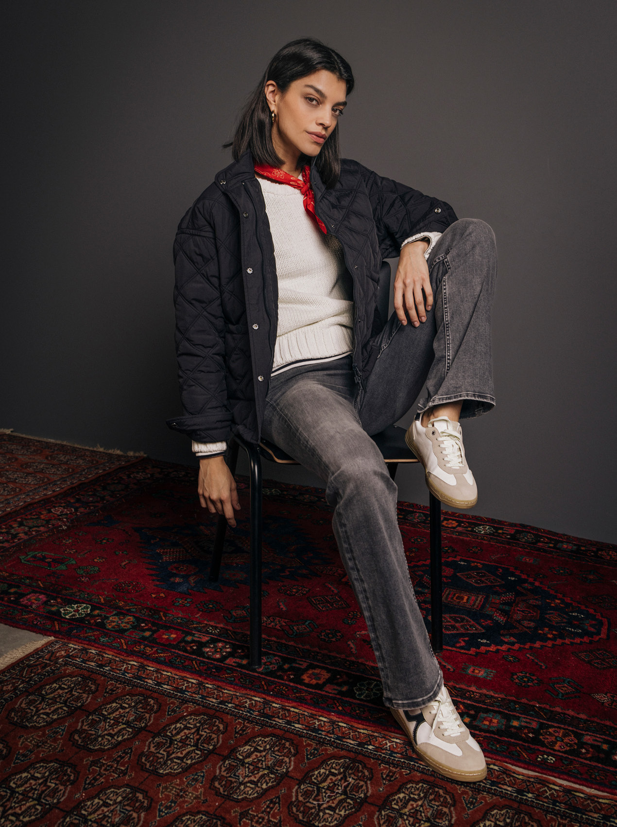 Mantel, Hosen, Sitzen, Schuh, Jacke