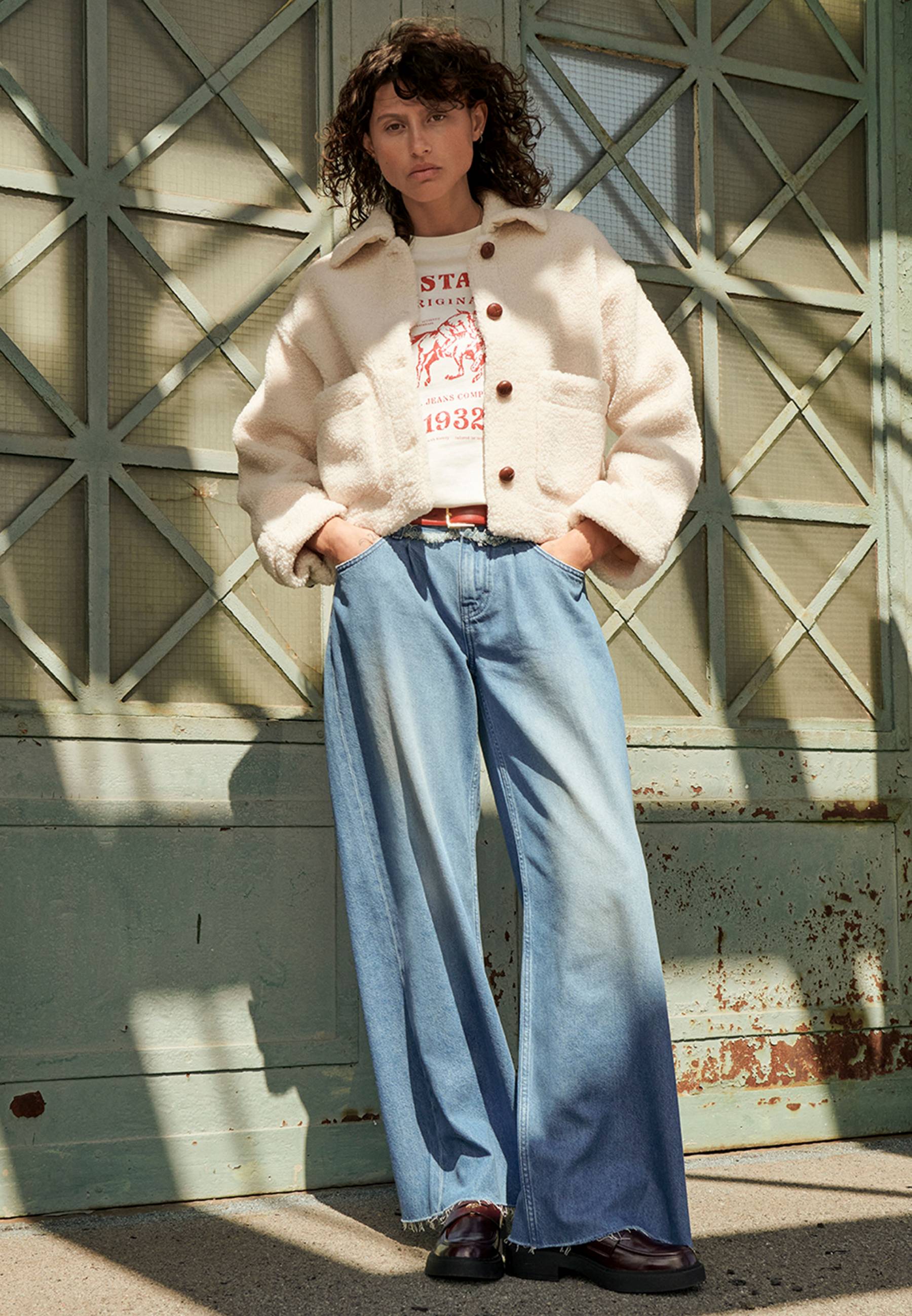 Hosen, Jeans, Pullover, Person, Frau
