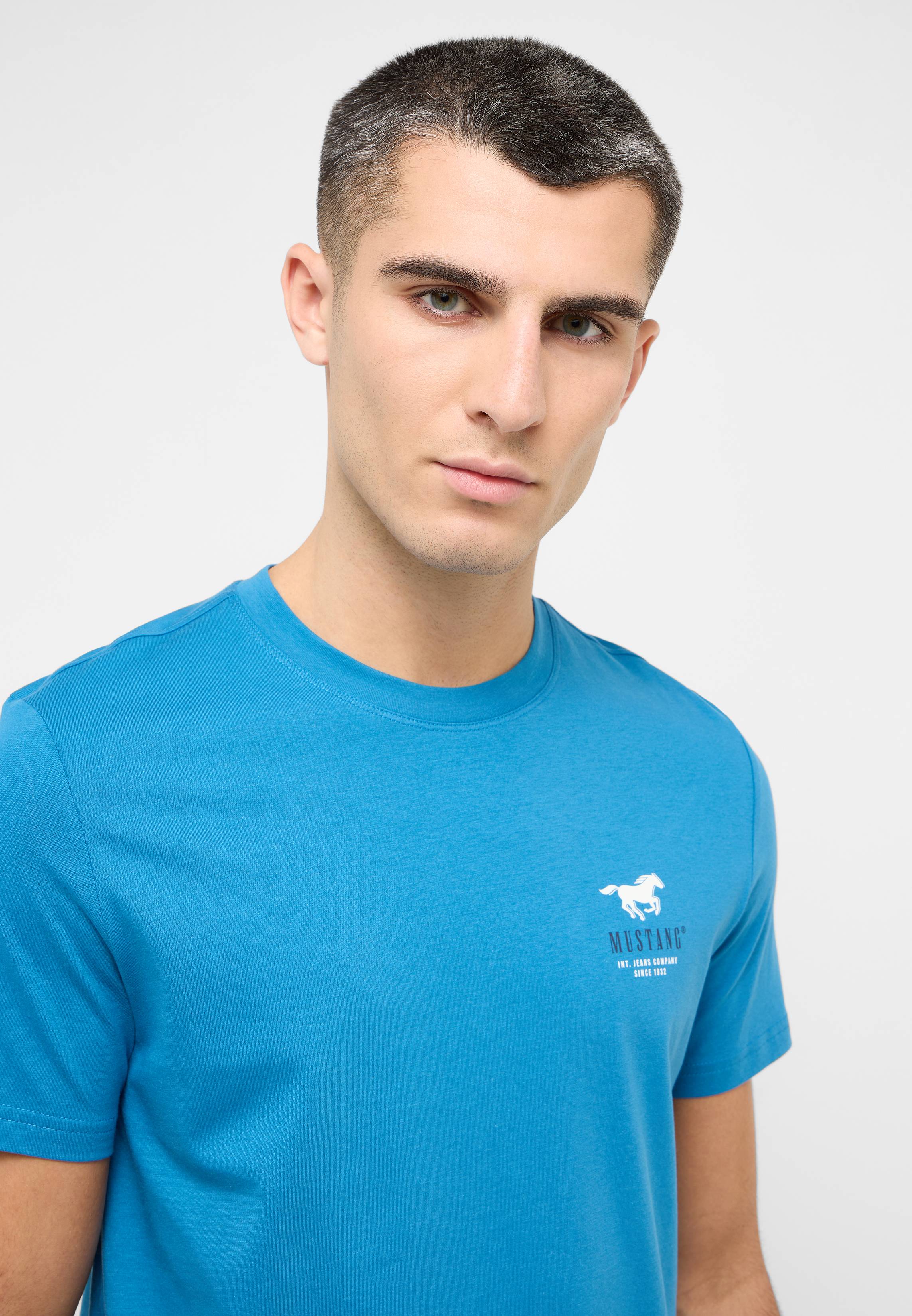 T-shirt, Gesicht, Kopf, Hals, Person