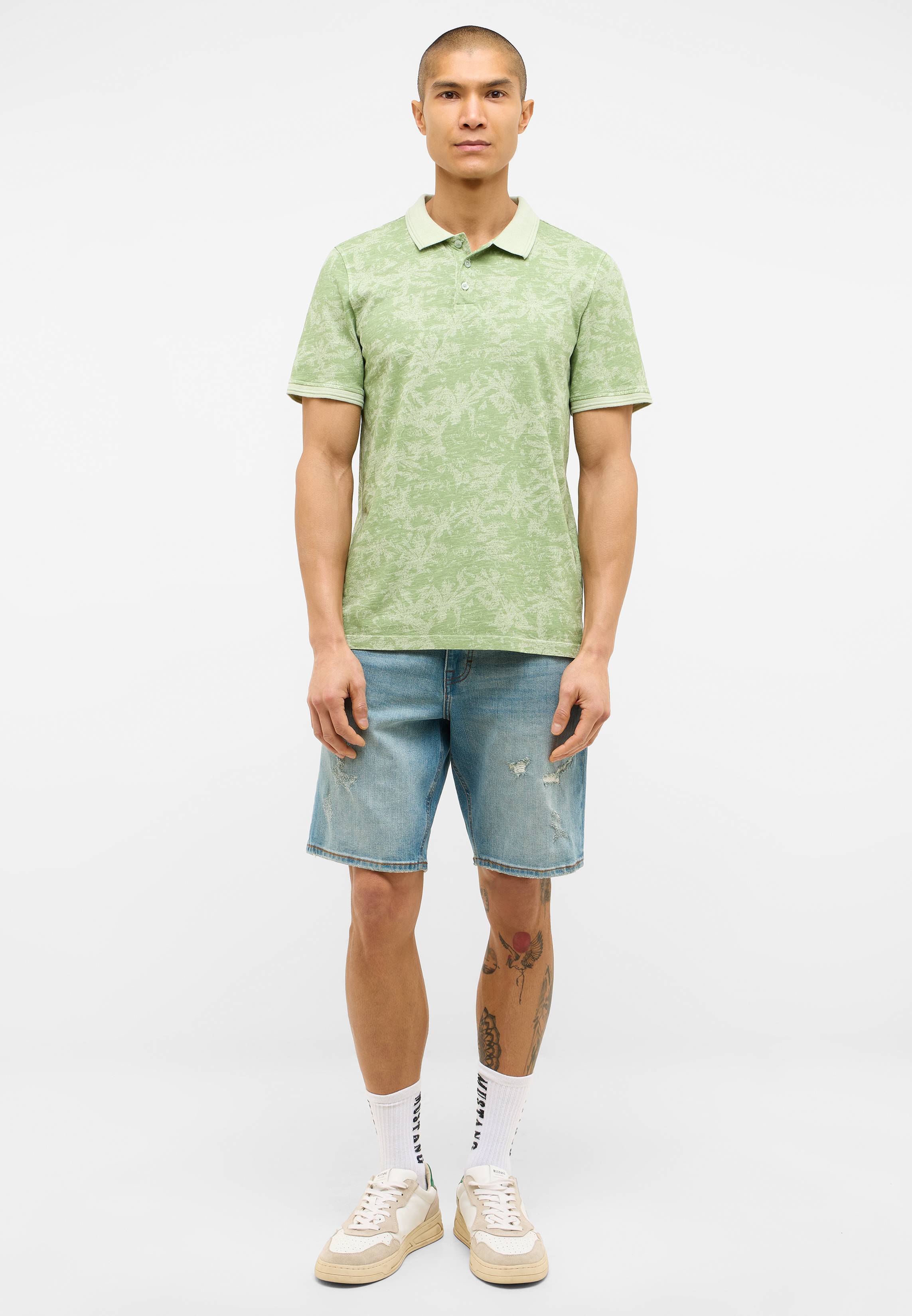 Bekleidung, Kurze Hosen, Person, T-shirt, Tätowierung