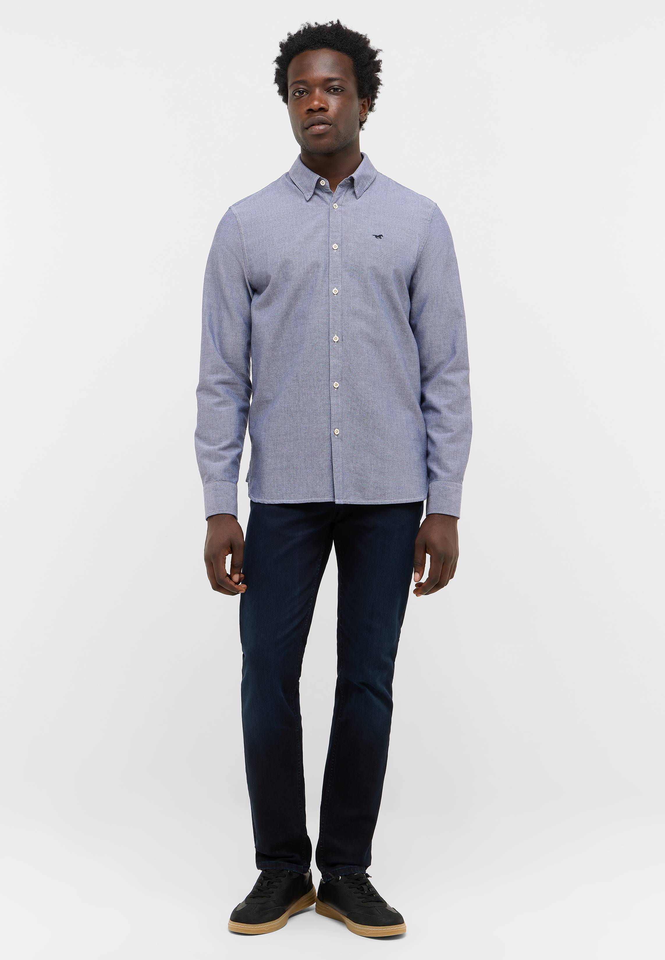 Hemd, Langarm, Hosen, Person, Stehend