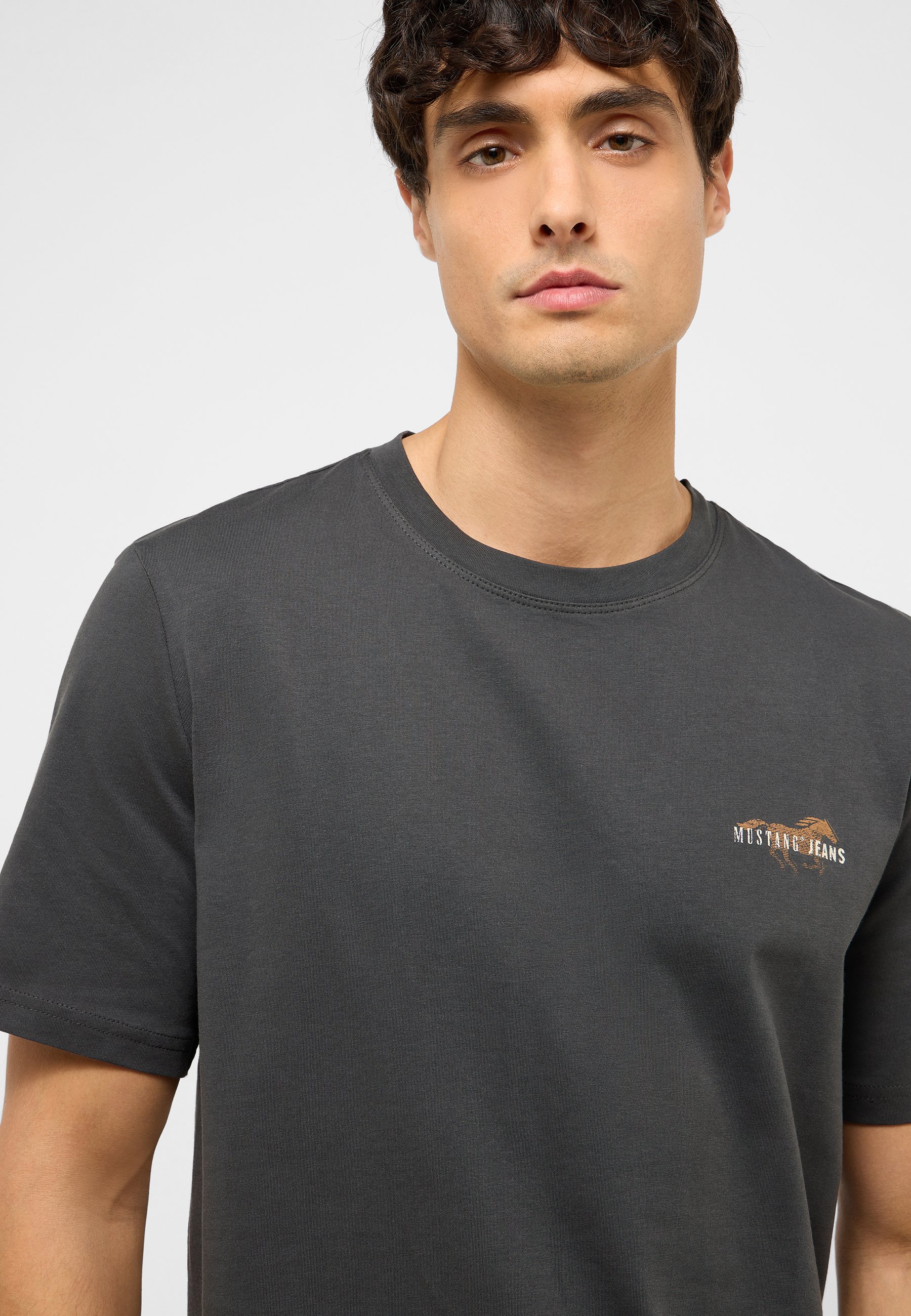 T-shirt, Gesicht, Kopf, Hals, Person