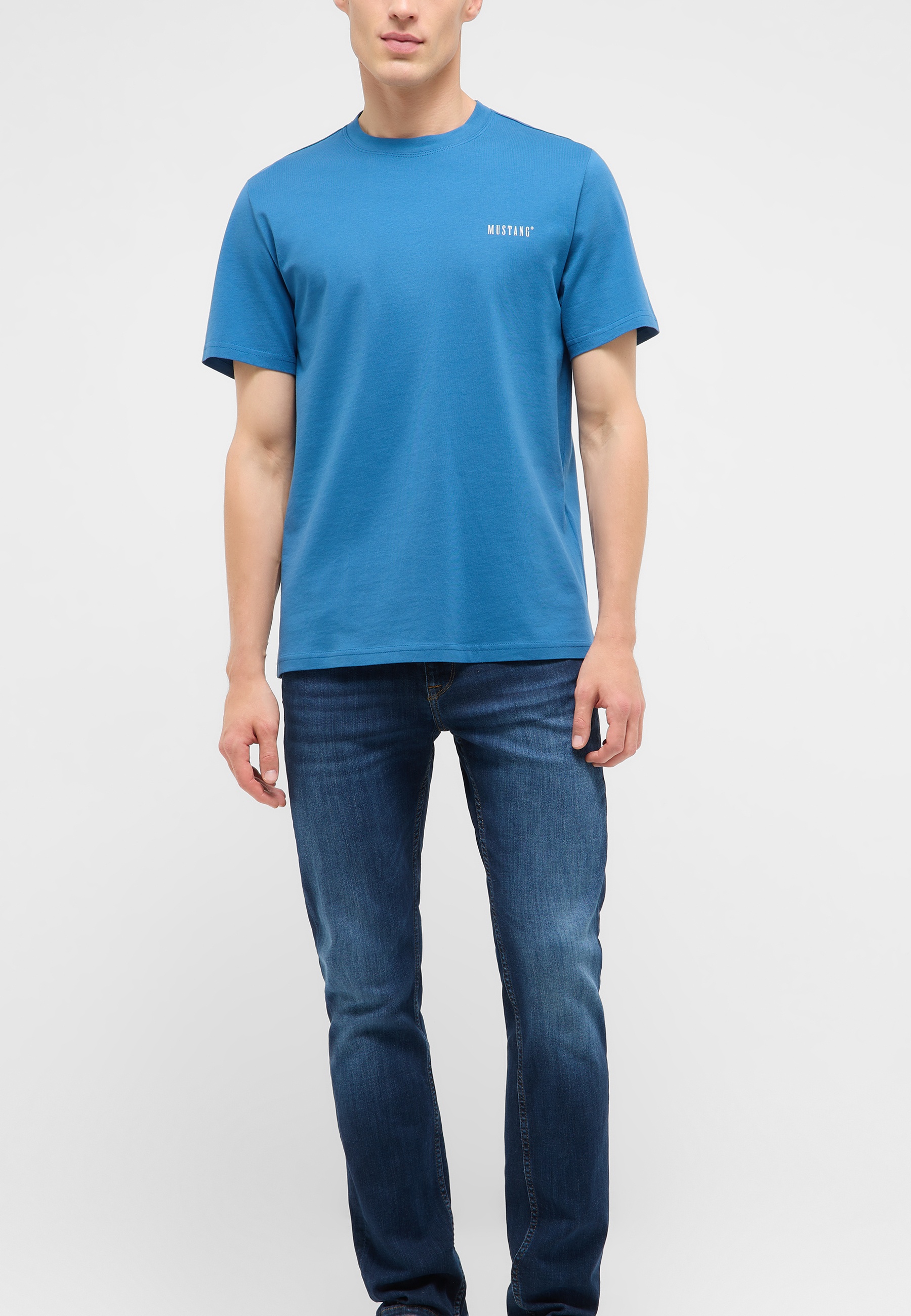t-shirt, einfarbig, kurzarm, blau, jeans