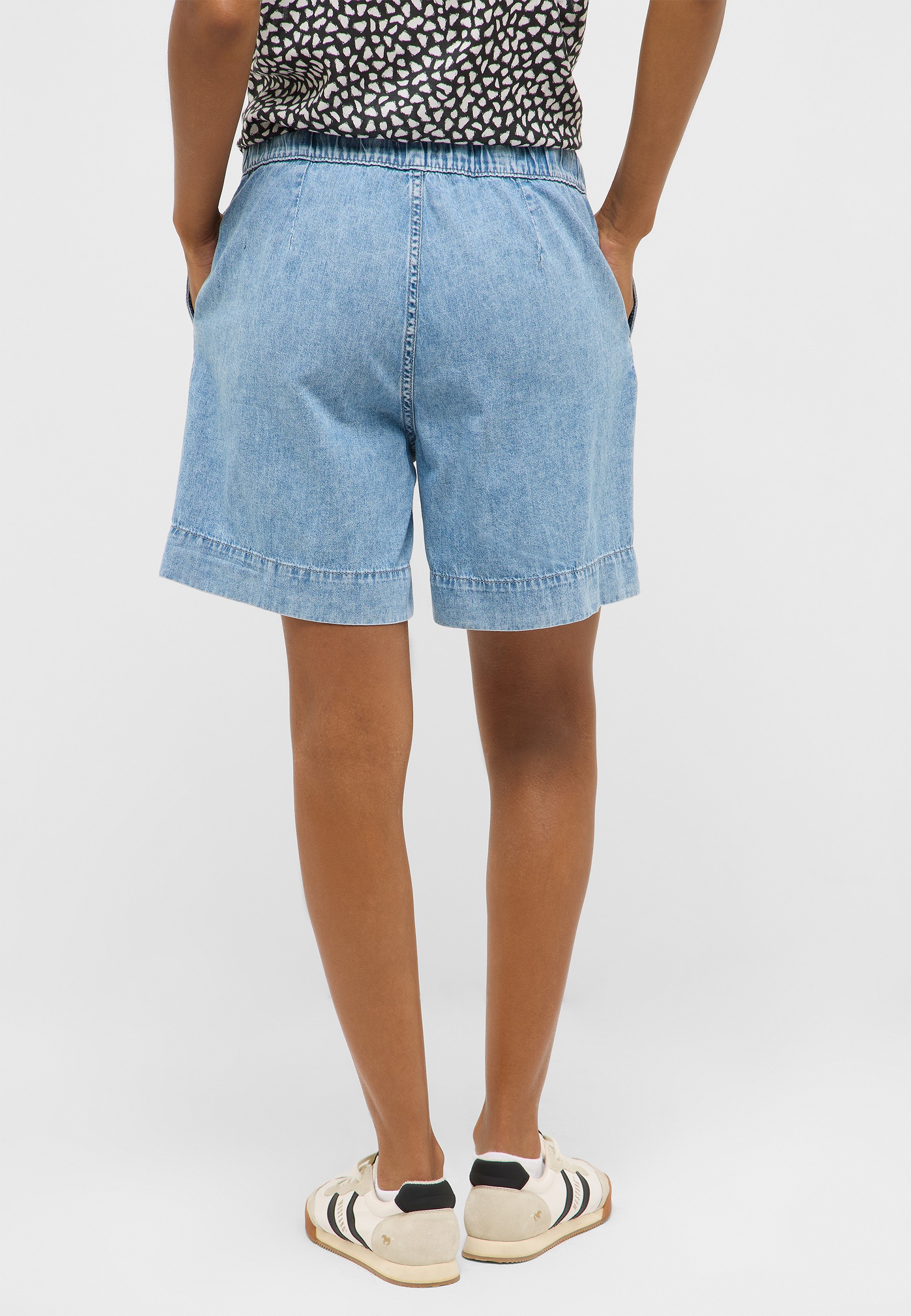 Kurz/Shorts, Denim, Jeansshorts, Rückenansicht, Kleidung oberhalb der Shorts