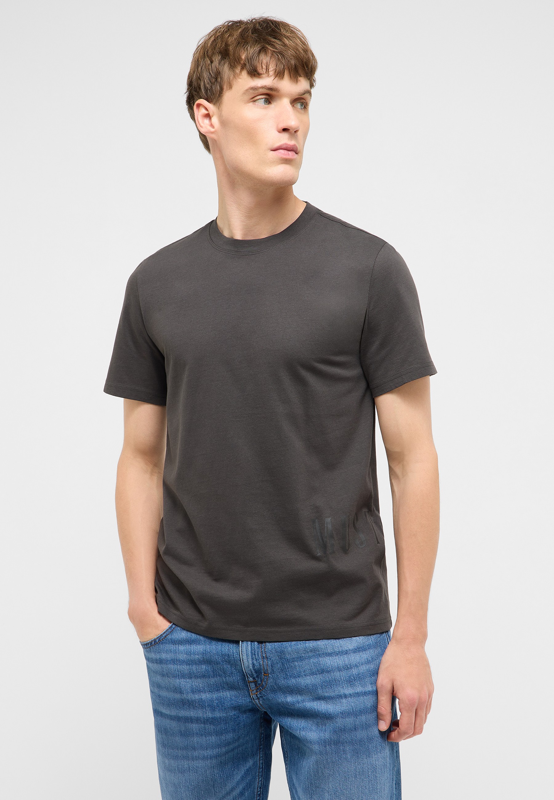 Bekleidung, T-shirt, Person, Jeans, Hemd