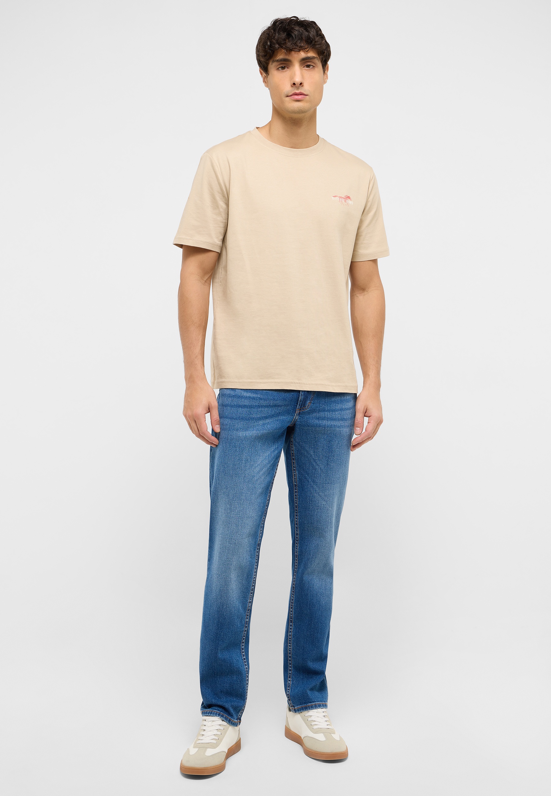 T-shirt, Hosen, Jeans, Person, Stehend