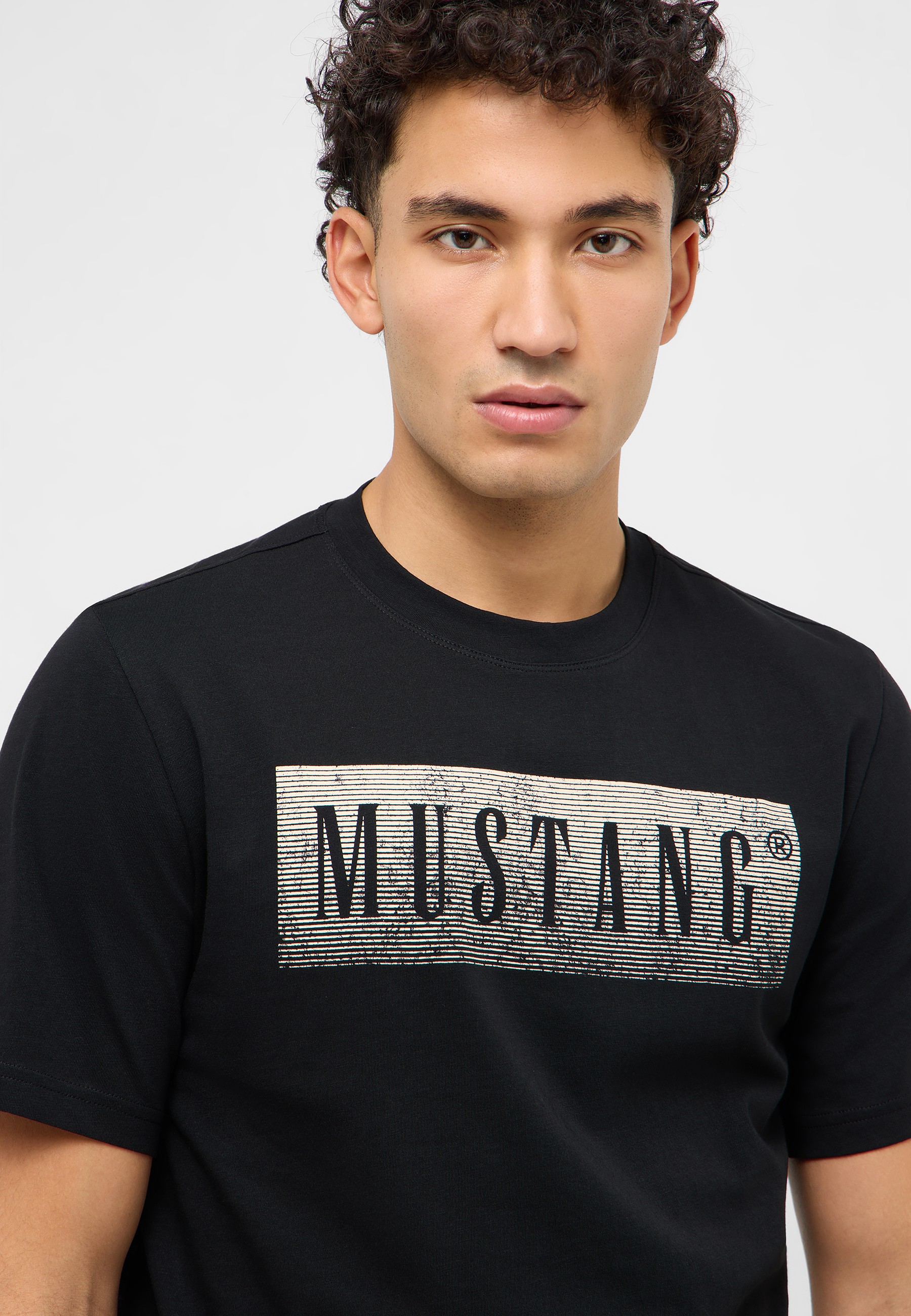 Bekleidung, T-shirt, Person, Gesicht, Kopf