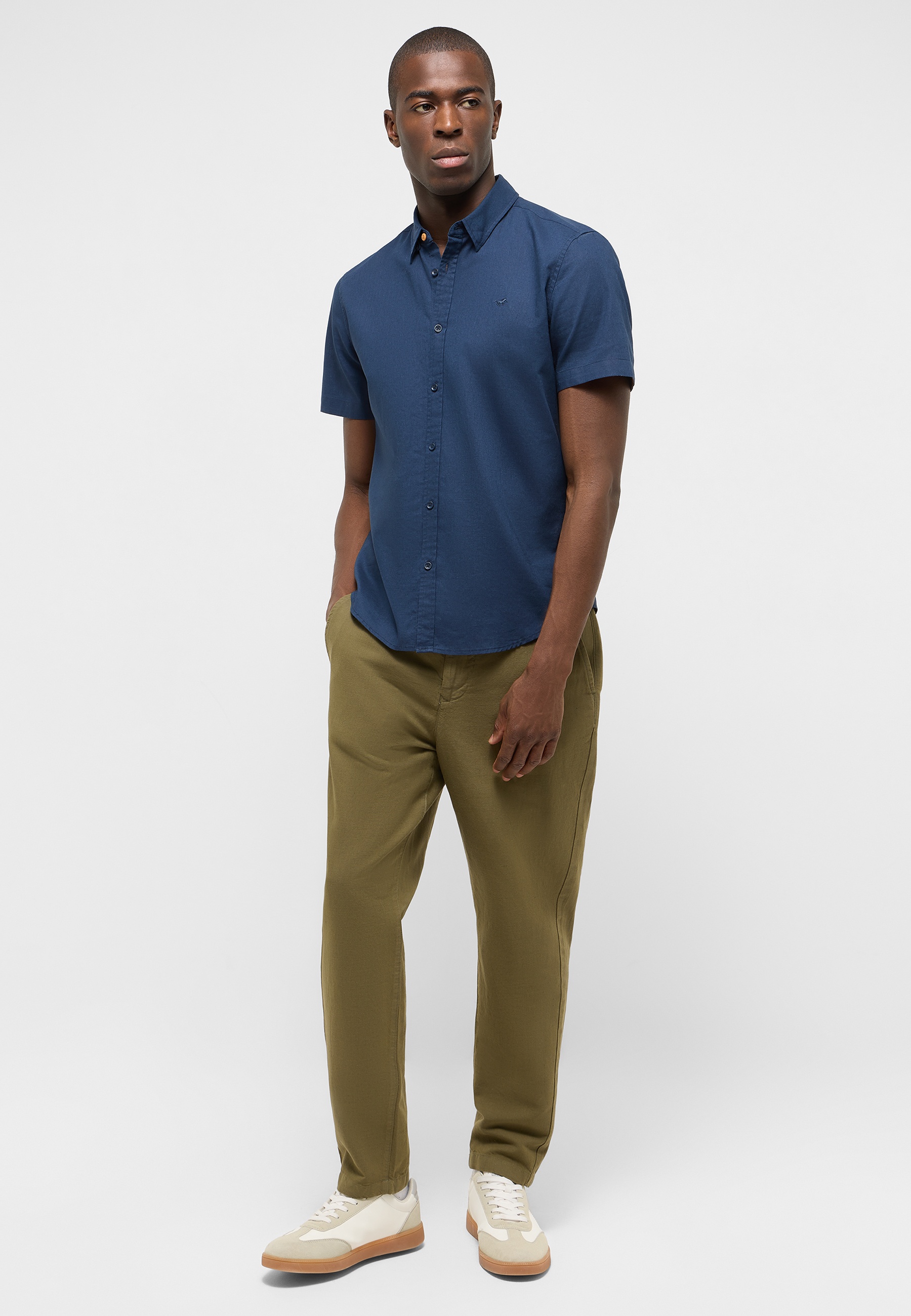 shirt, shorts, blaueshemd, olivfarbenehosen, freizeitoutfit
