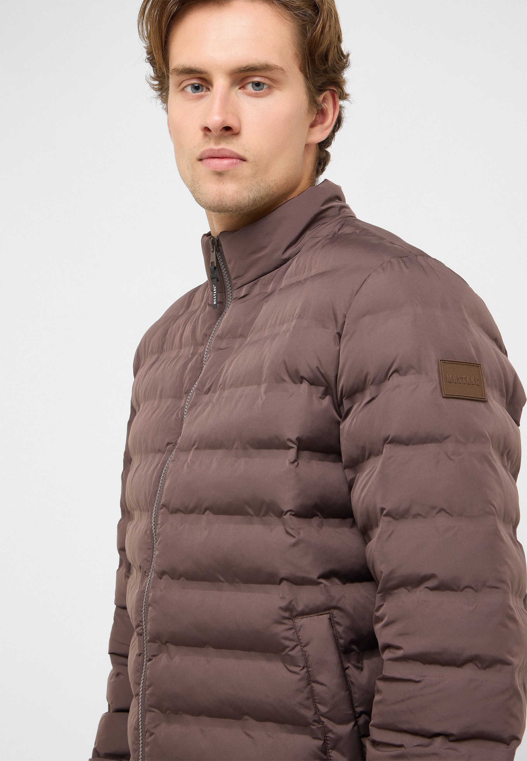 Pufferjacke, braun, Reißverschluss, hoher Kragen, schmale Passform