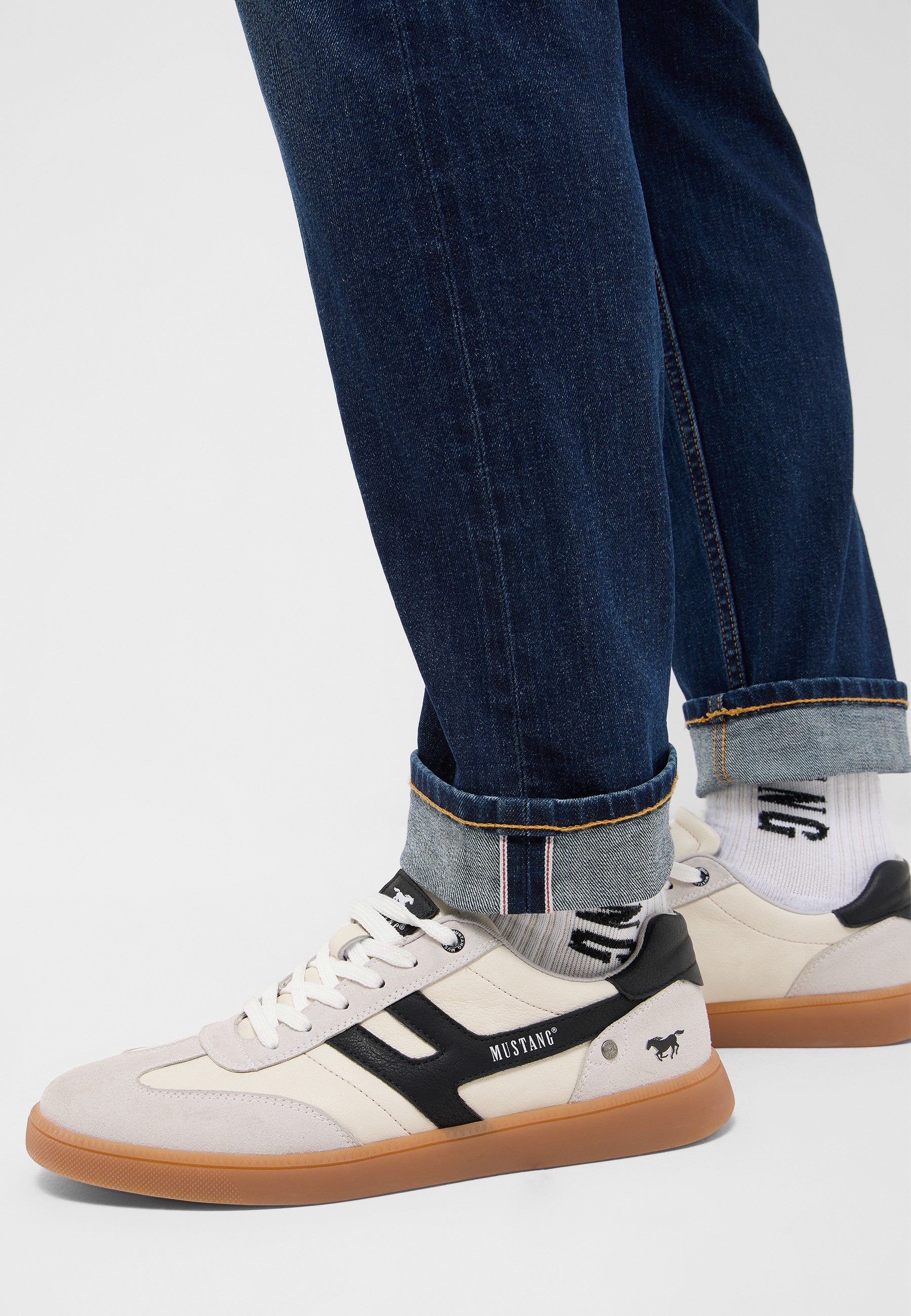 Schuhwerk, Schuh, Sneaker, Jeans, Hosen