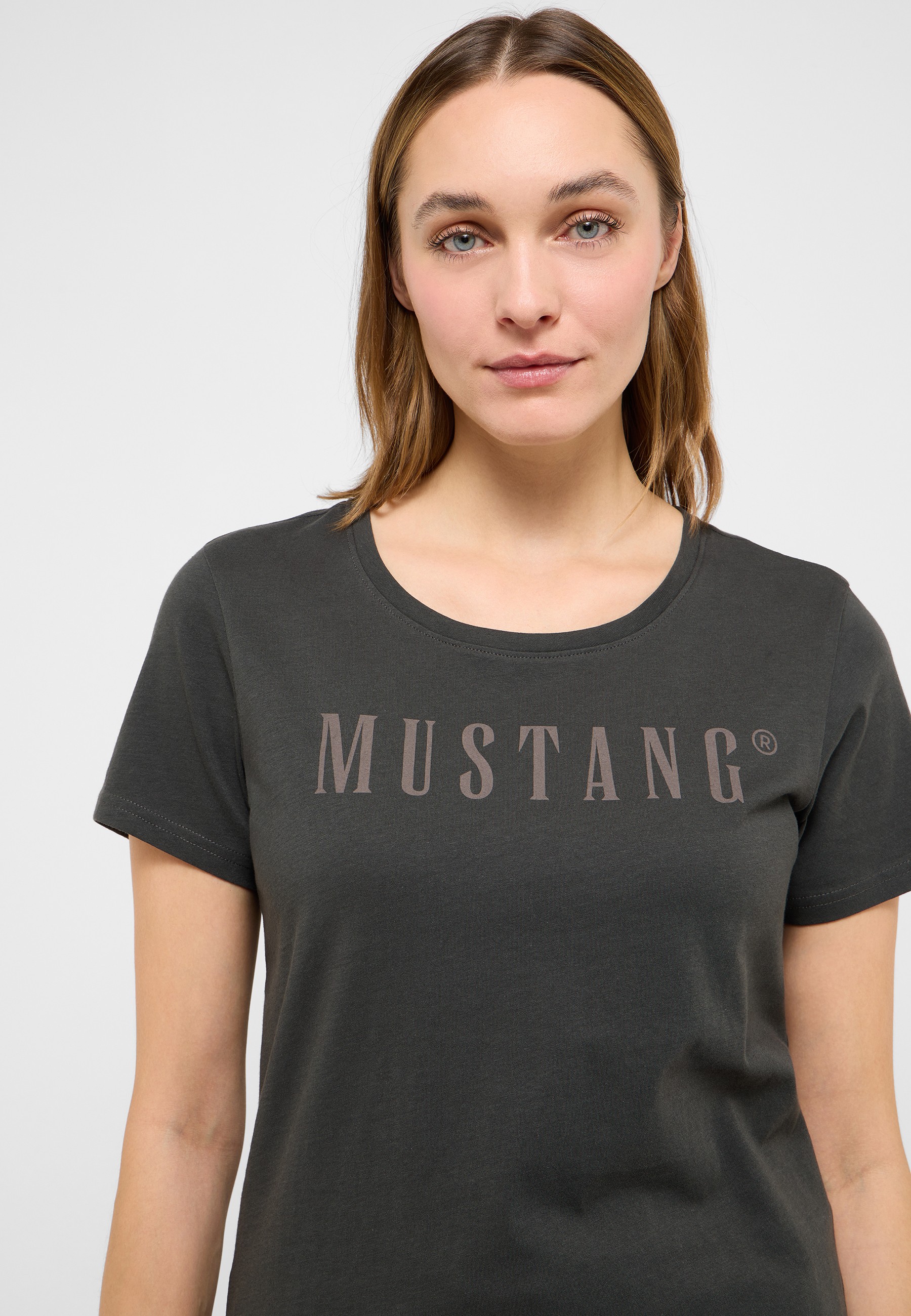 Bekleidung, T-shirt, Person, Ärmel