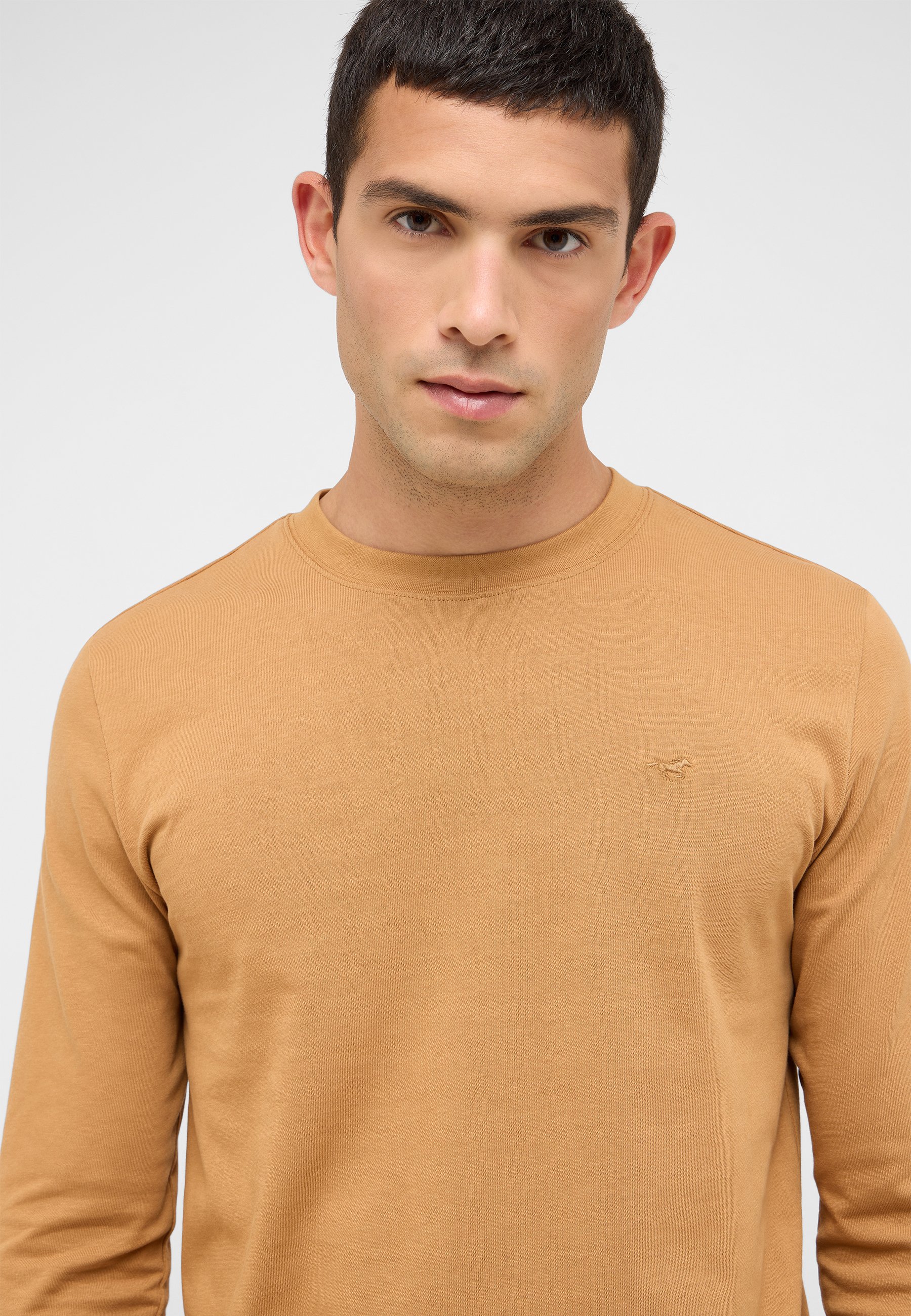 Langarm, Gesicht, Kopf, Person, Mann