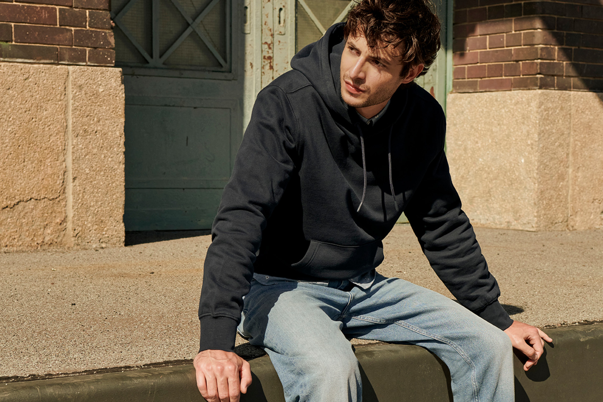 Hosen, Person, Pullover, Sweatshirt, Sitzend