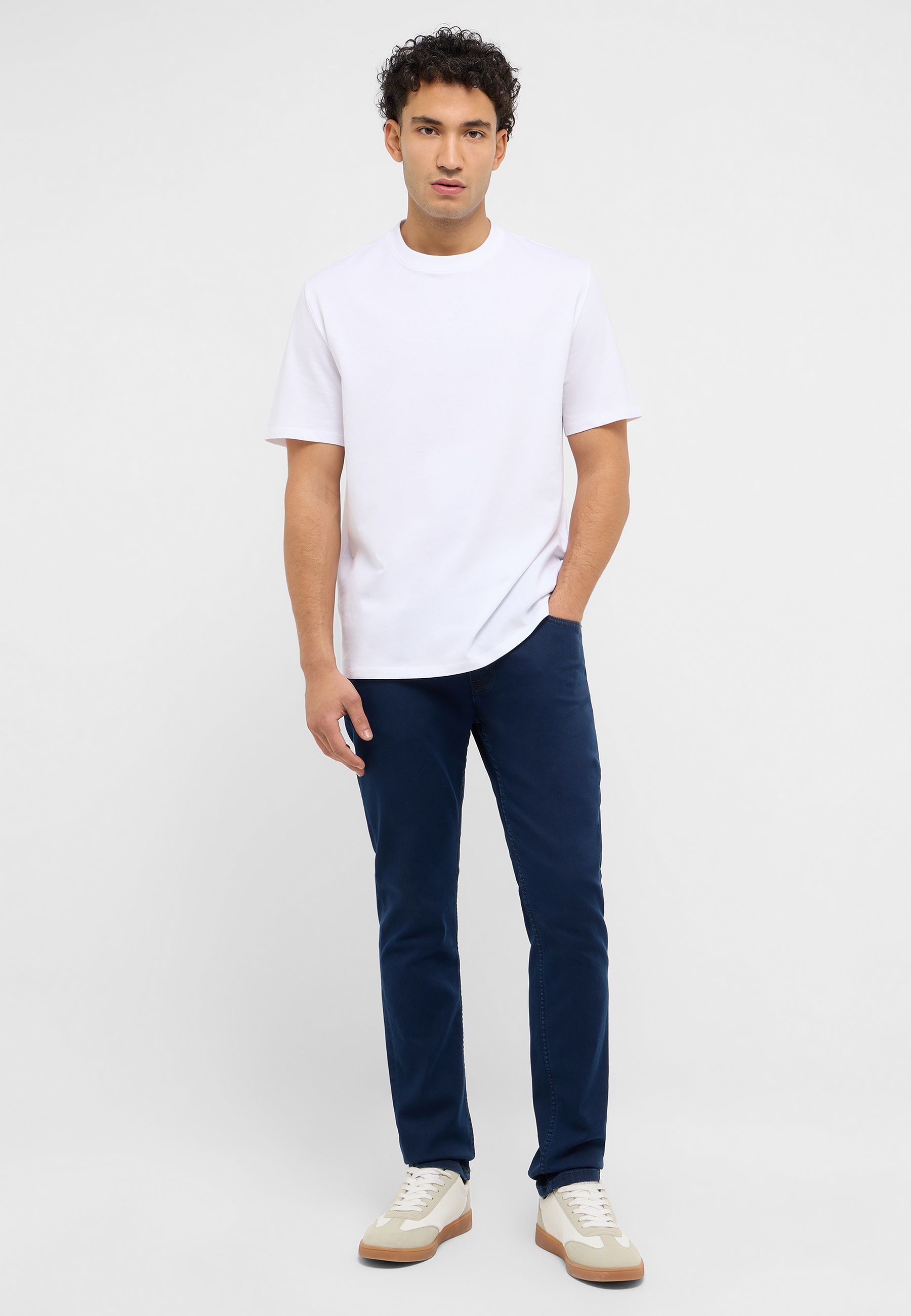 Bekleidung, T-shirt, Hosen, Person, Stehend